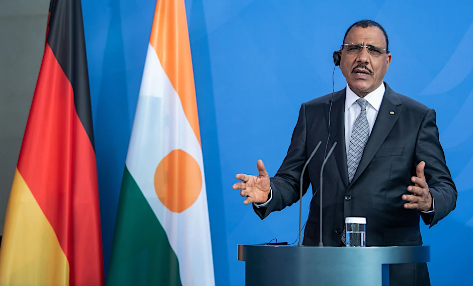 ARCHIV - Nigers Präsident Mohamed Bazoum bei einem Berlin-Besuch im Juli 2021.  a