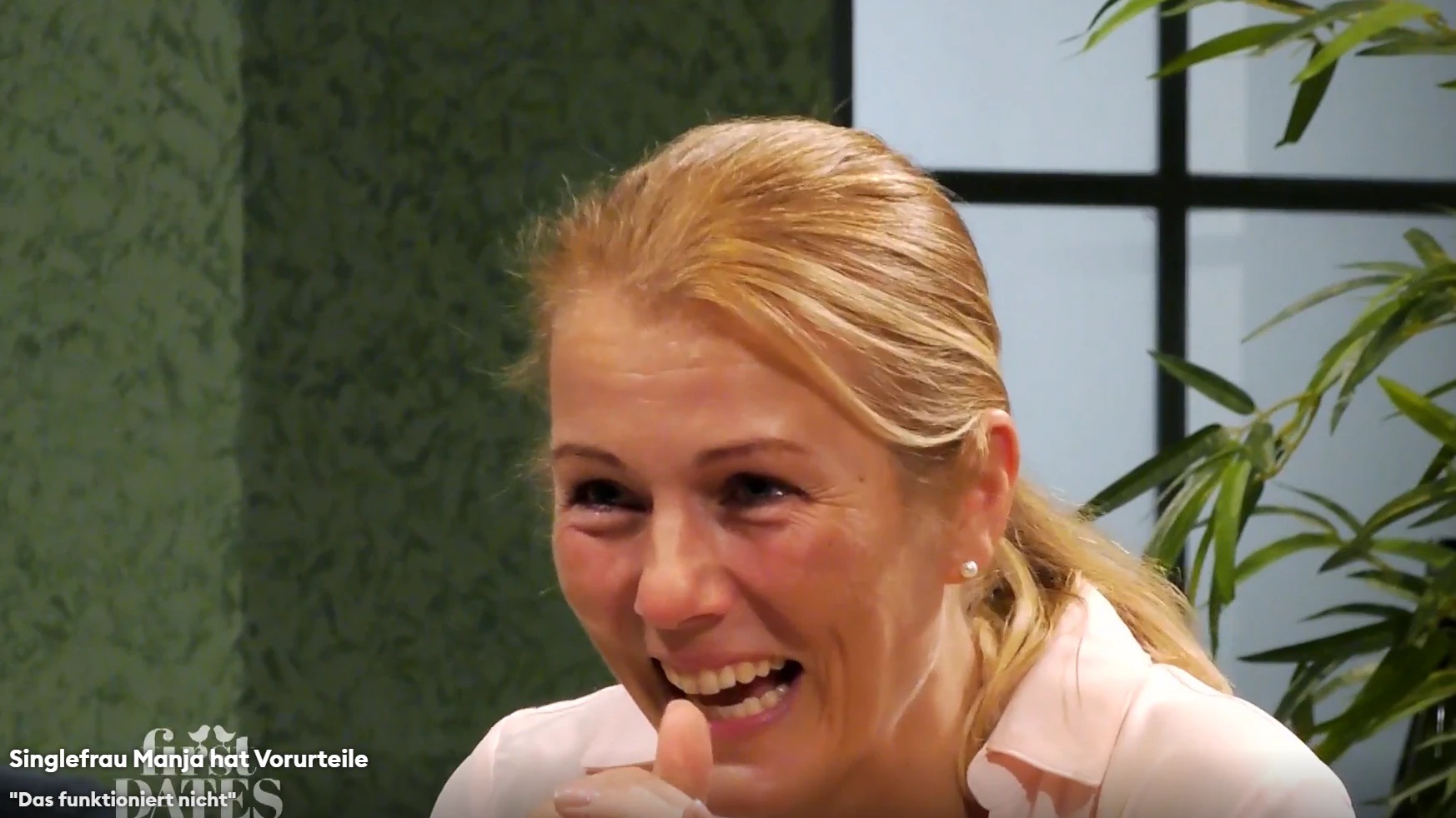 Manja muss über Alexanders Beruf lachen.