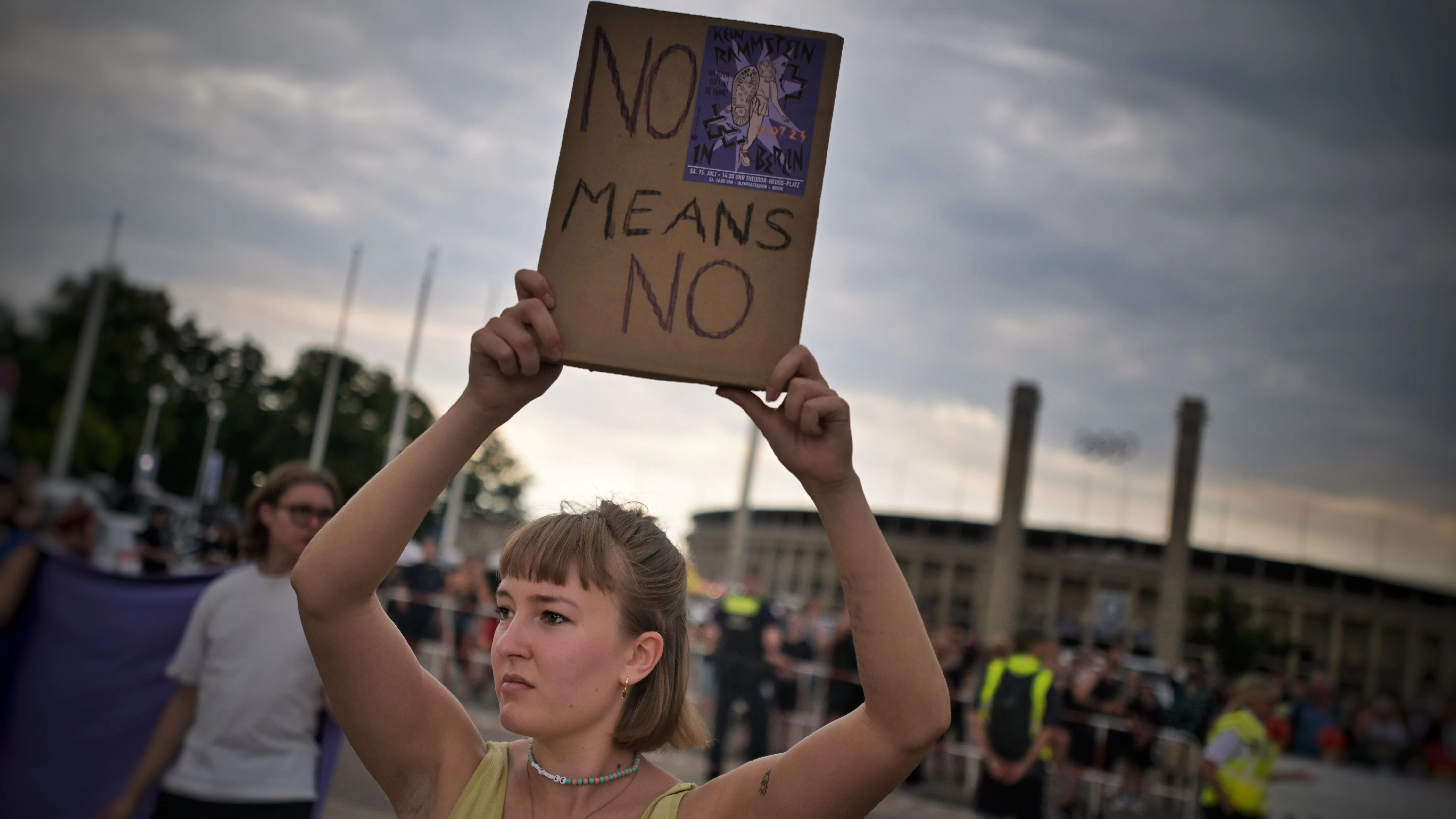 Auch vor dem Berliner Olympiastadion gab es vor den Konzerten von Rammstein Proteste.