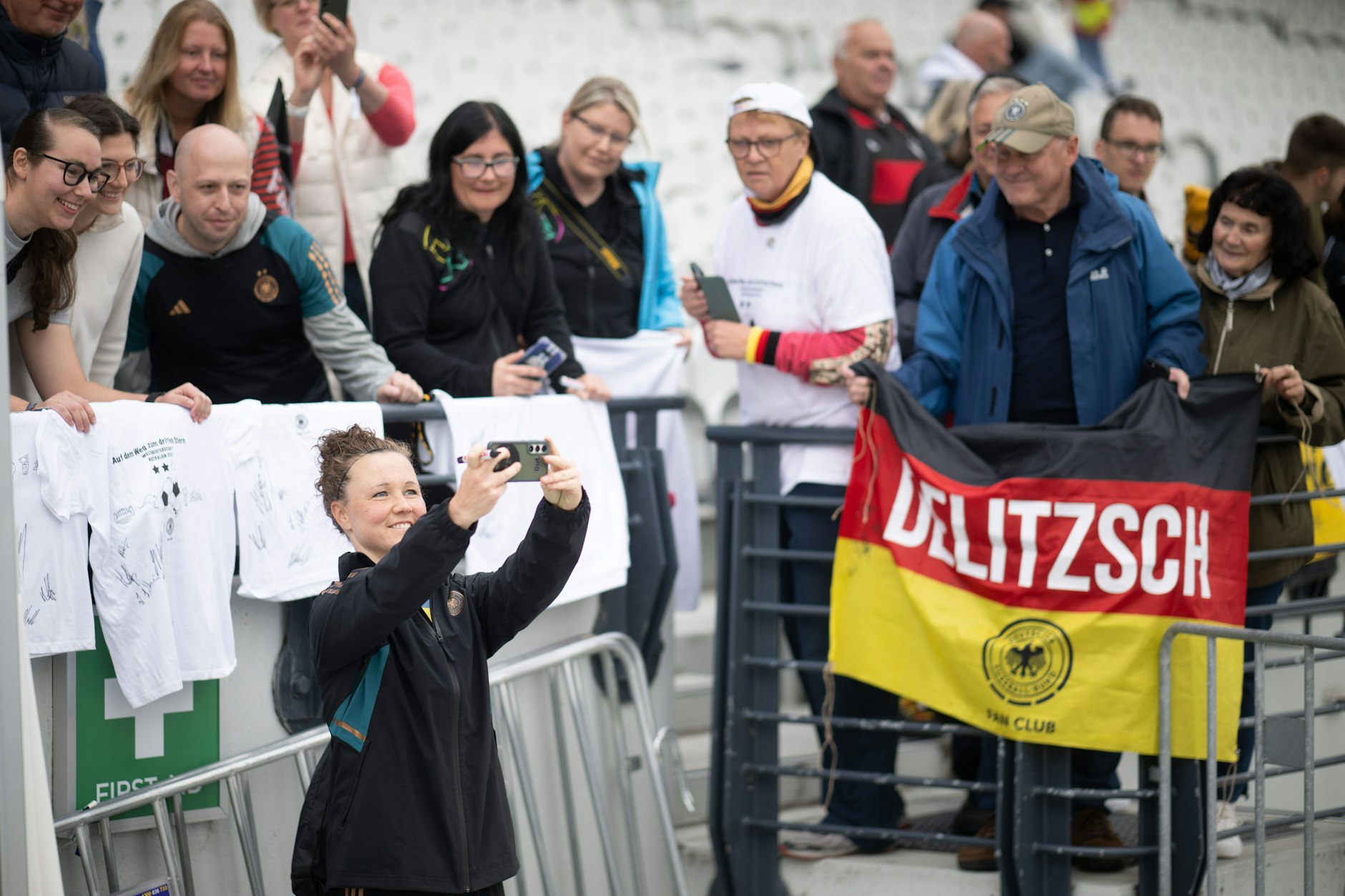 Melbourne, Australien: Deutschland-Verteidigerin Marina Hegering macht ein Selfie mit Fans.