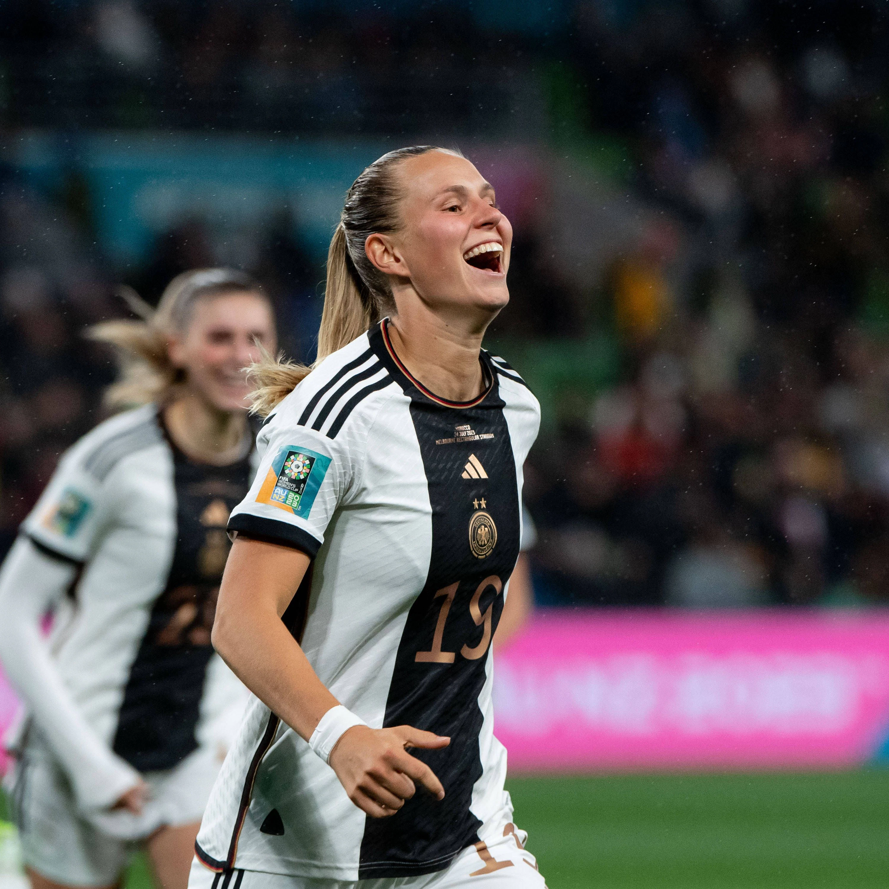 Linksaußen Klara Bühl hat gleich zwei Gründe zur Freude: das 6:0 gegen Marokko und ihr Häkel-Maskottchen Waru