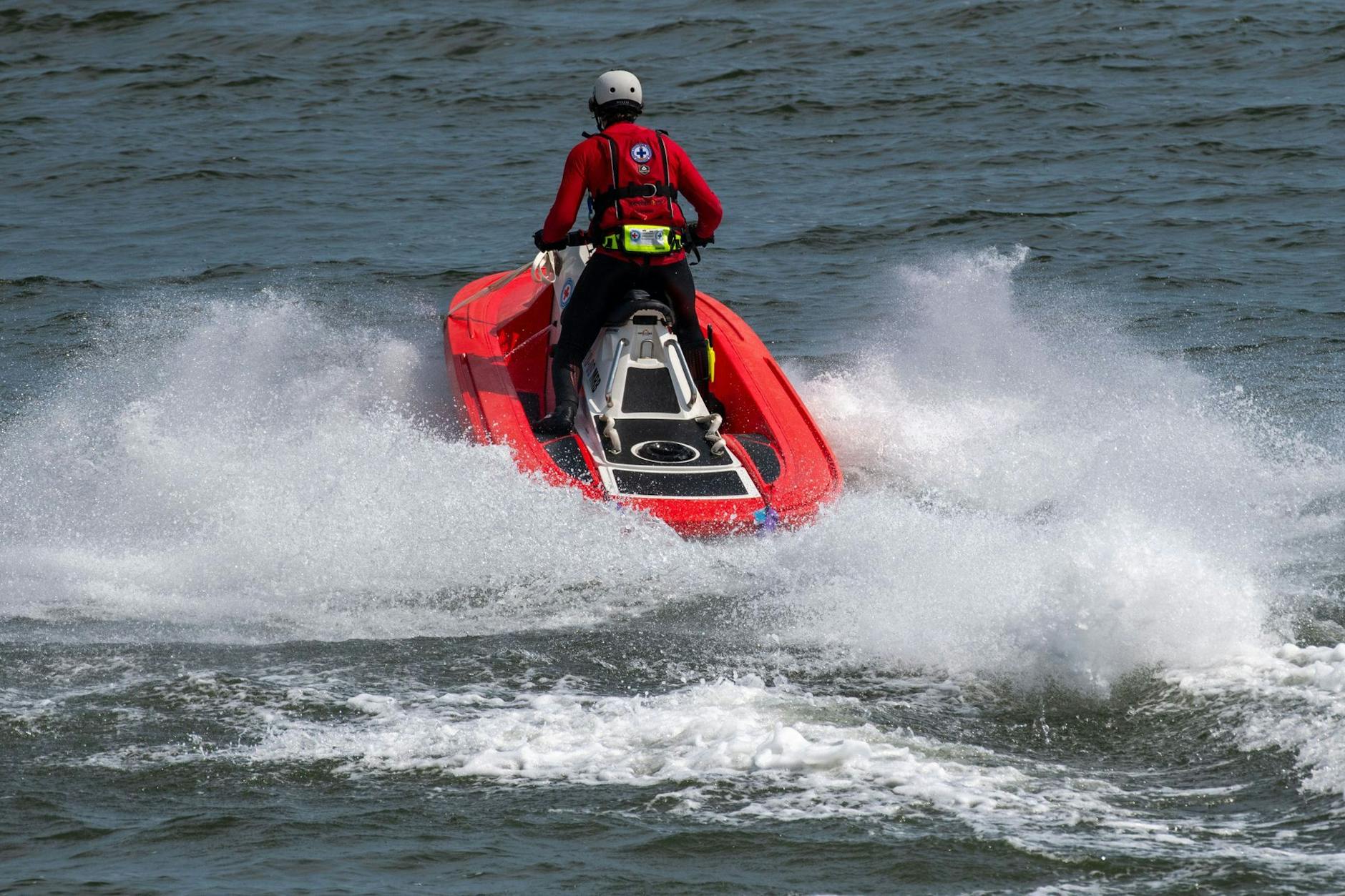 Rettungsschwimmer mit Jetski auf der Ostsee im Einsatz (Symbolbild)