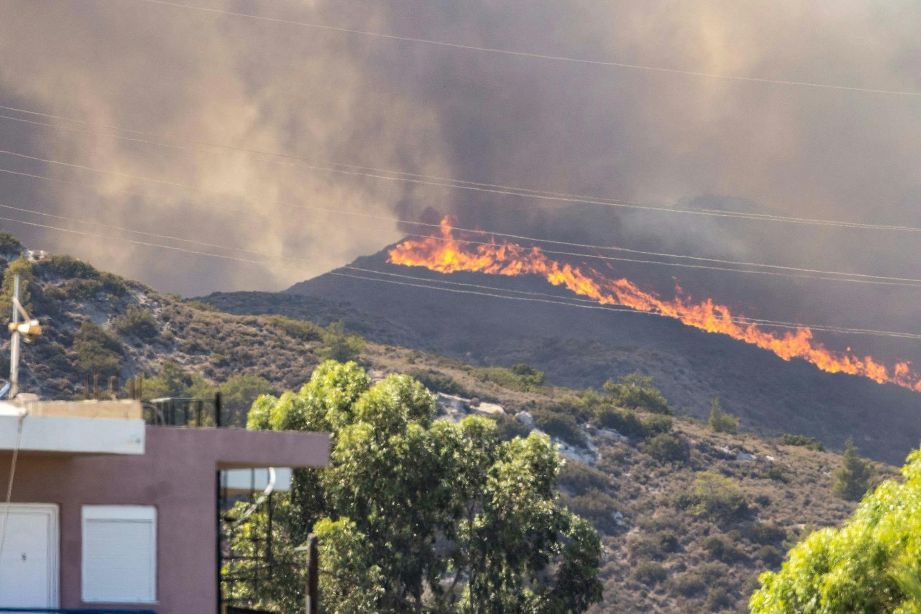dpatopbilder - Waldbrand Nahe der Ortschaft Gennadi auf Rhodos. In Griechenland toben Waldbrände in zahlreichen Regionen.