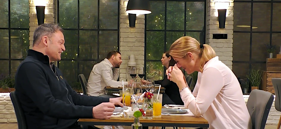 Die Vertriebsleiterin Manja trifft bei „First Dates“ auf den Lehrer Alexander.