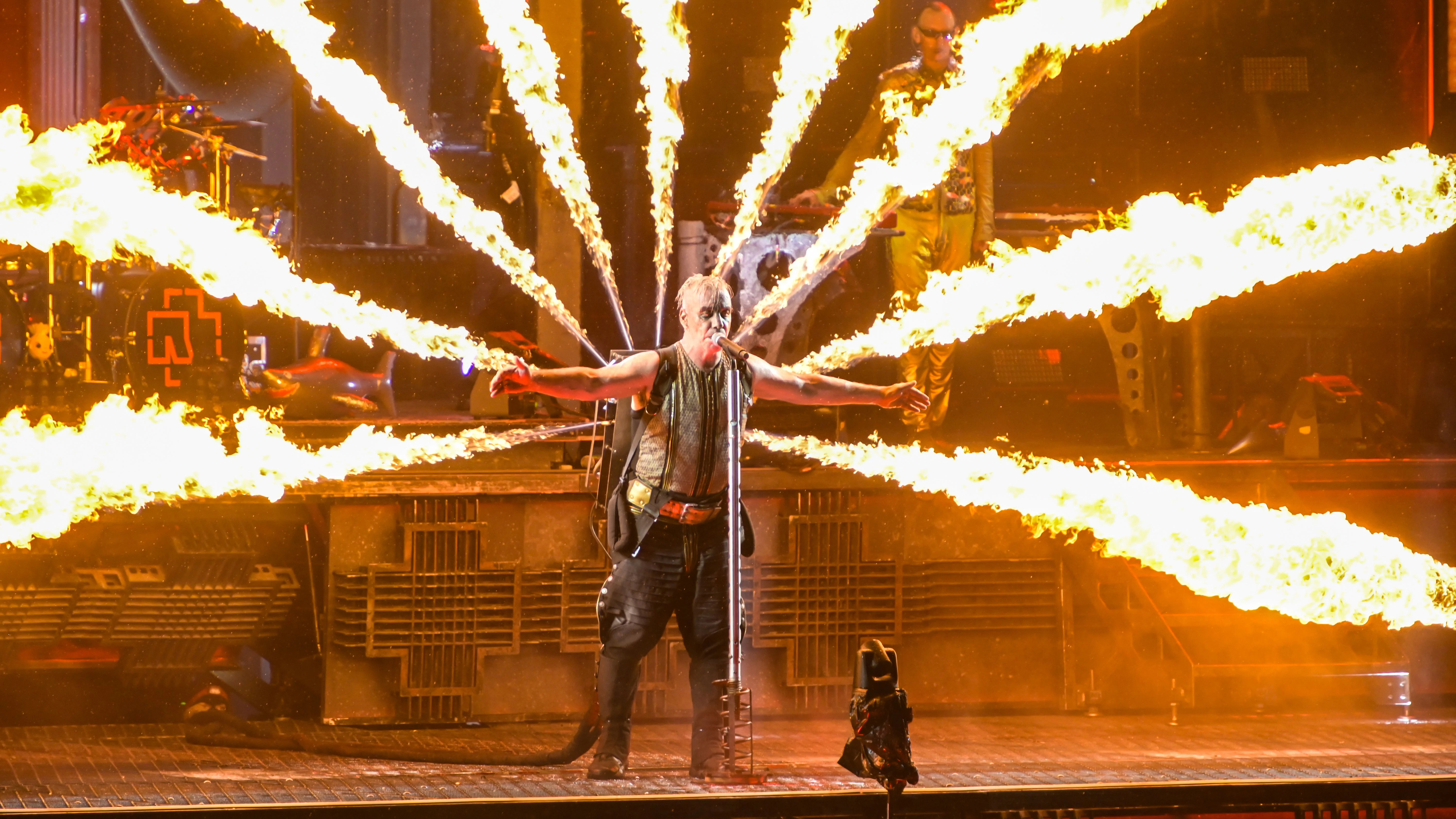 Till Lindemann beim Konzert von Rammstein auf der Bühne.