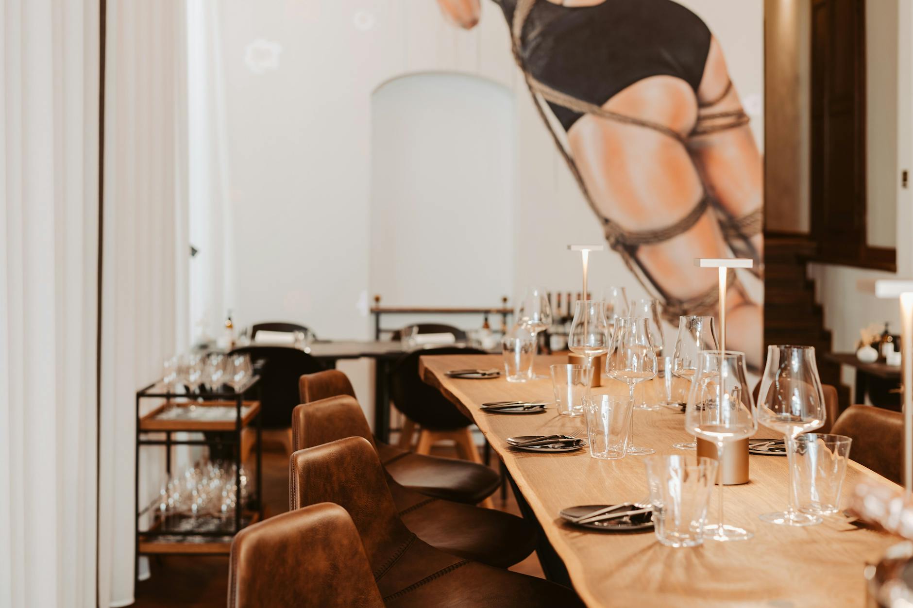 Warum eigentlich immer eine Frau? Im The No Name fragt man sich, warum nicht mal der männliche Körper für Provokationen herhalten muss.