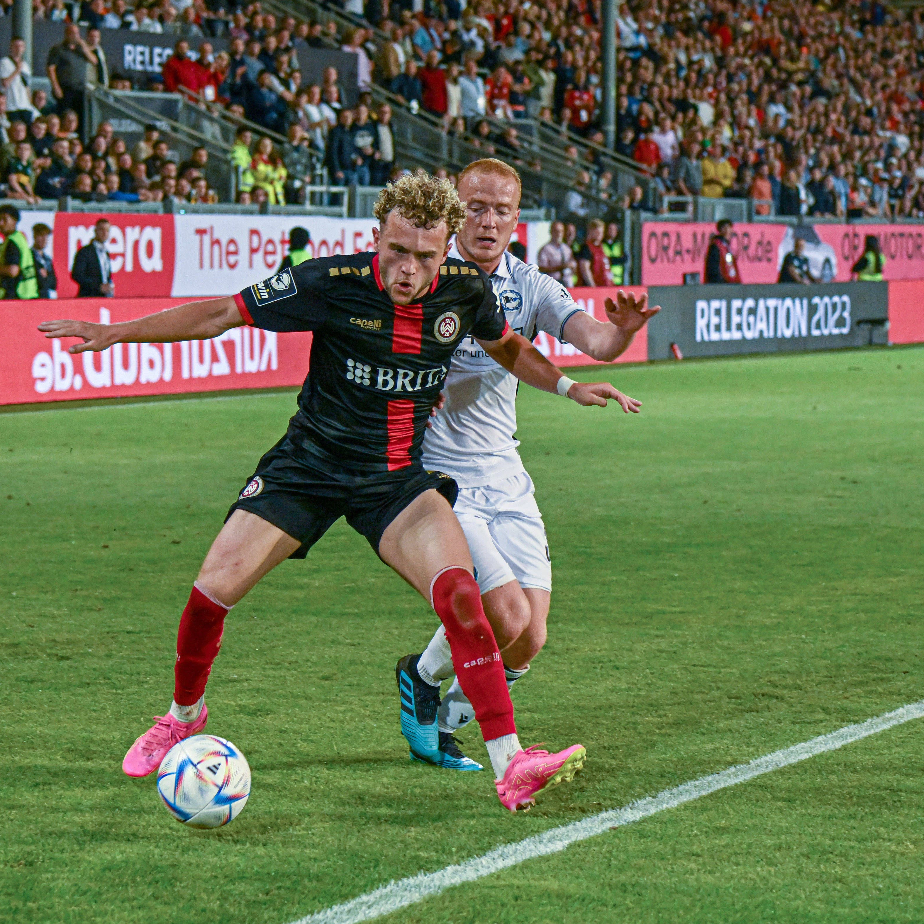 Benedict Hollebach (l.) knockte mit SV Wehen Wiesbaden den Traditionsverein Arminia Bielefeld in der Relegation zur Zweiten Liga aus.