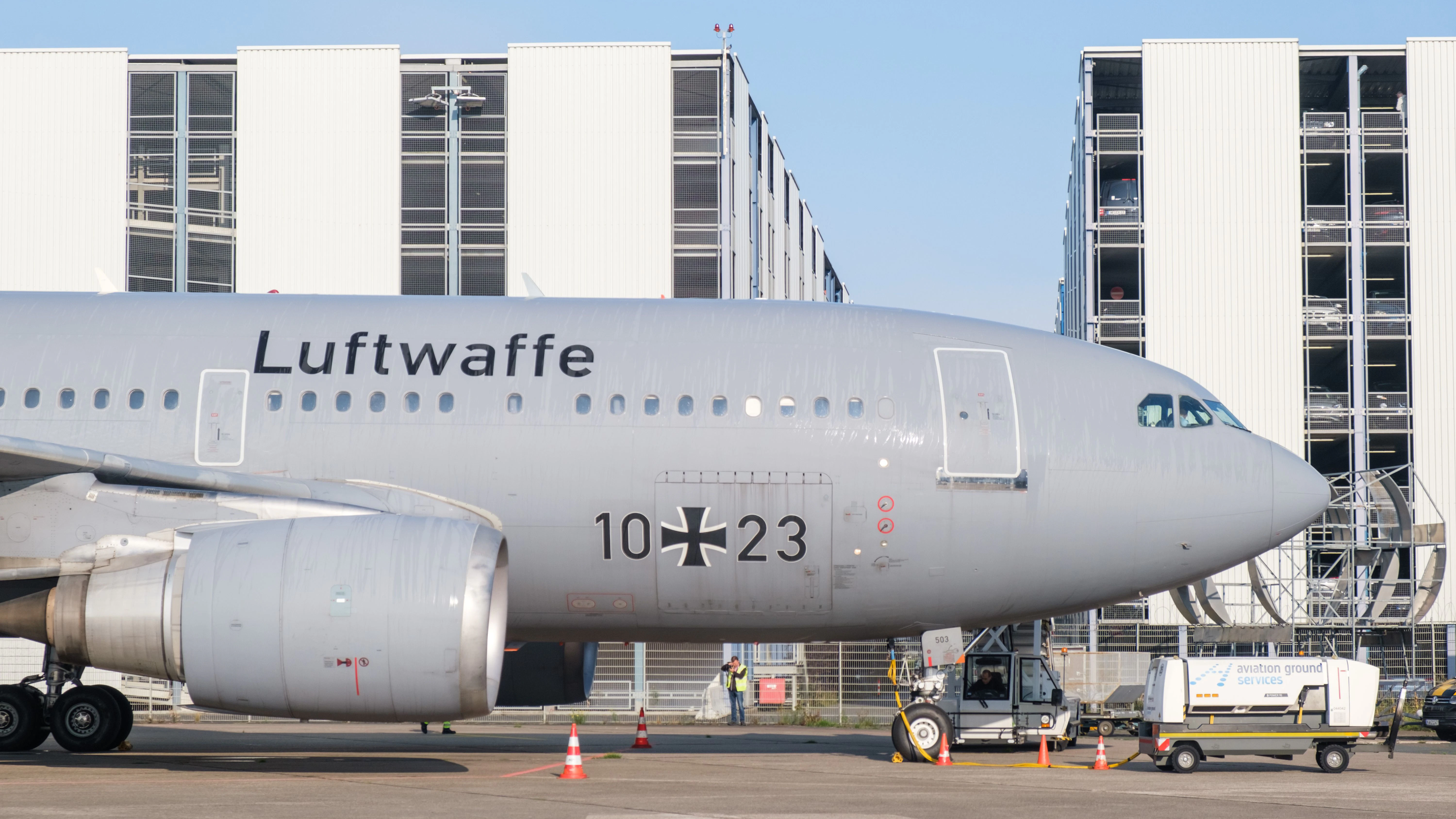 Der letzte DDR-Flieger im Luftwaffen-Look: So kam er im September 2021 auf dem Flughafen in Hannover an. Von dort soll er eigentlich in den nahen Serengeti-Park&nbsp; gebracht werden.