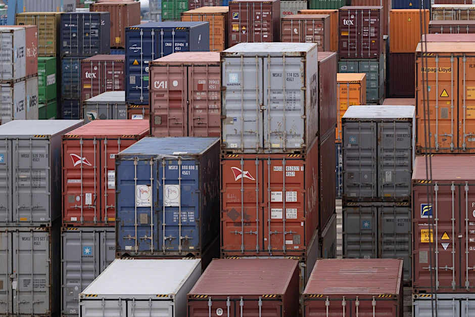 Schiffscontainer stehen im Containerterminal am Rhein im Industriegebiet von Mainz-Mombach.  