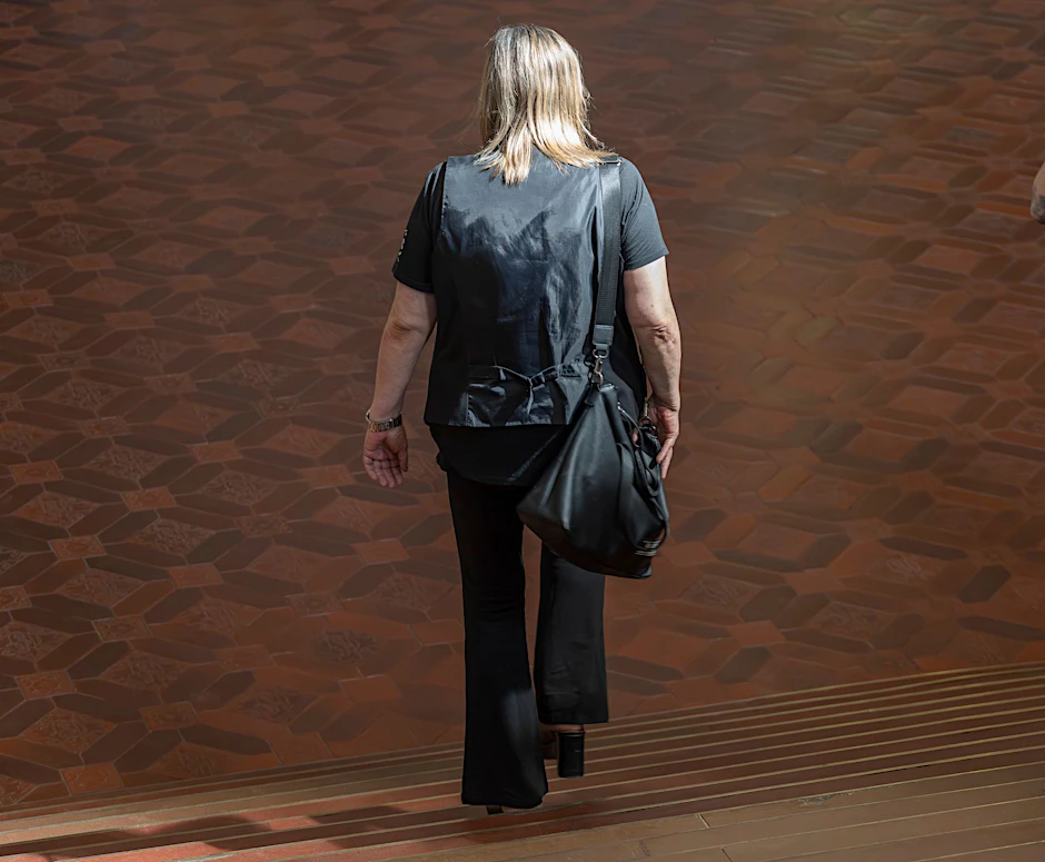 Die Arzthelferin Beate M. auf dem Weg in den Berliner Gerichtssaal