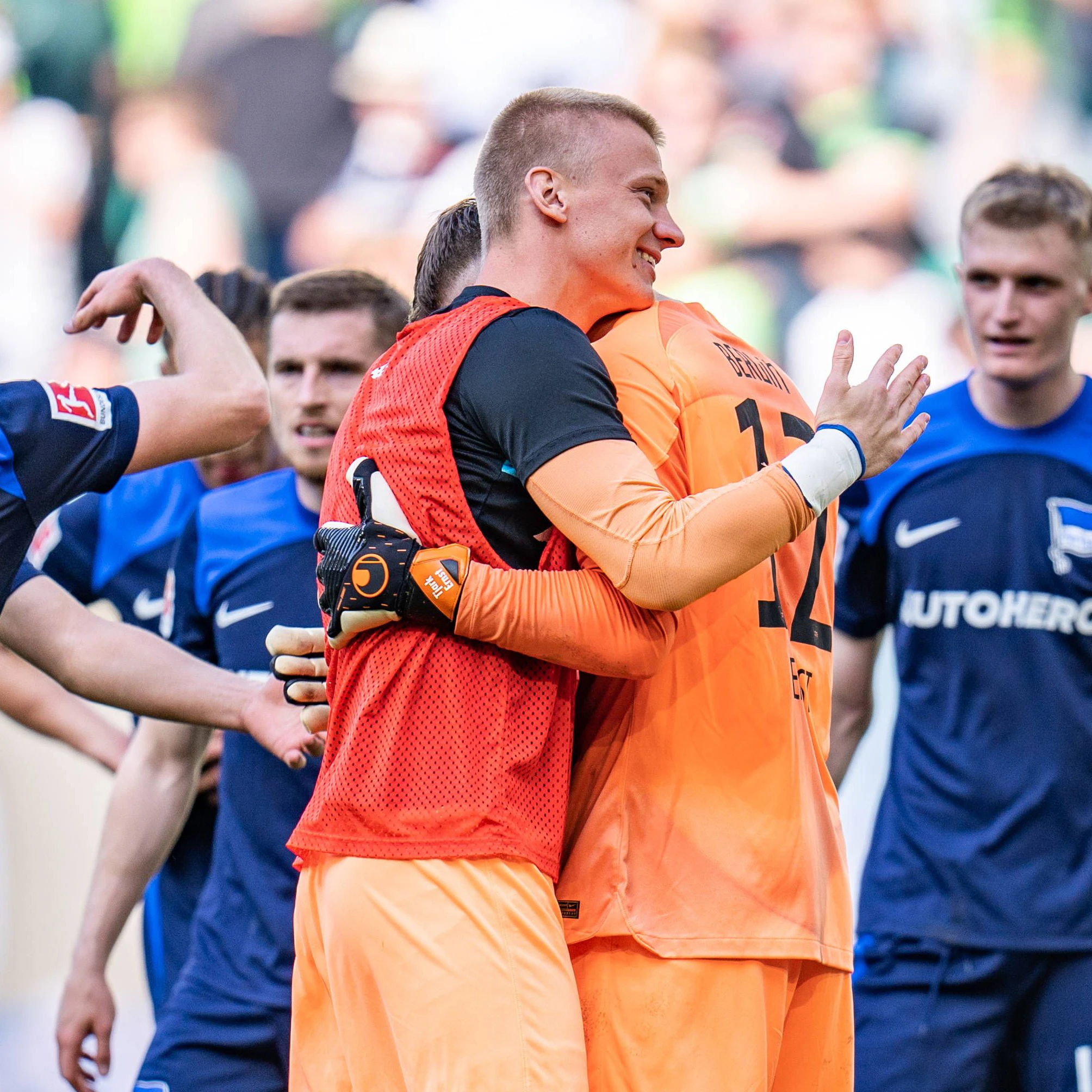 Herthas Oliver Christensen gratulierte Tjark Ernst nach dessen Bundesliga-Debüt in Wolfsburg.&nbsp;