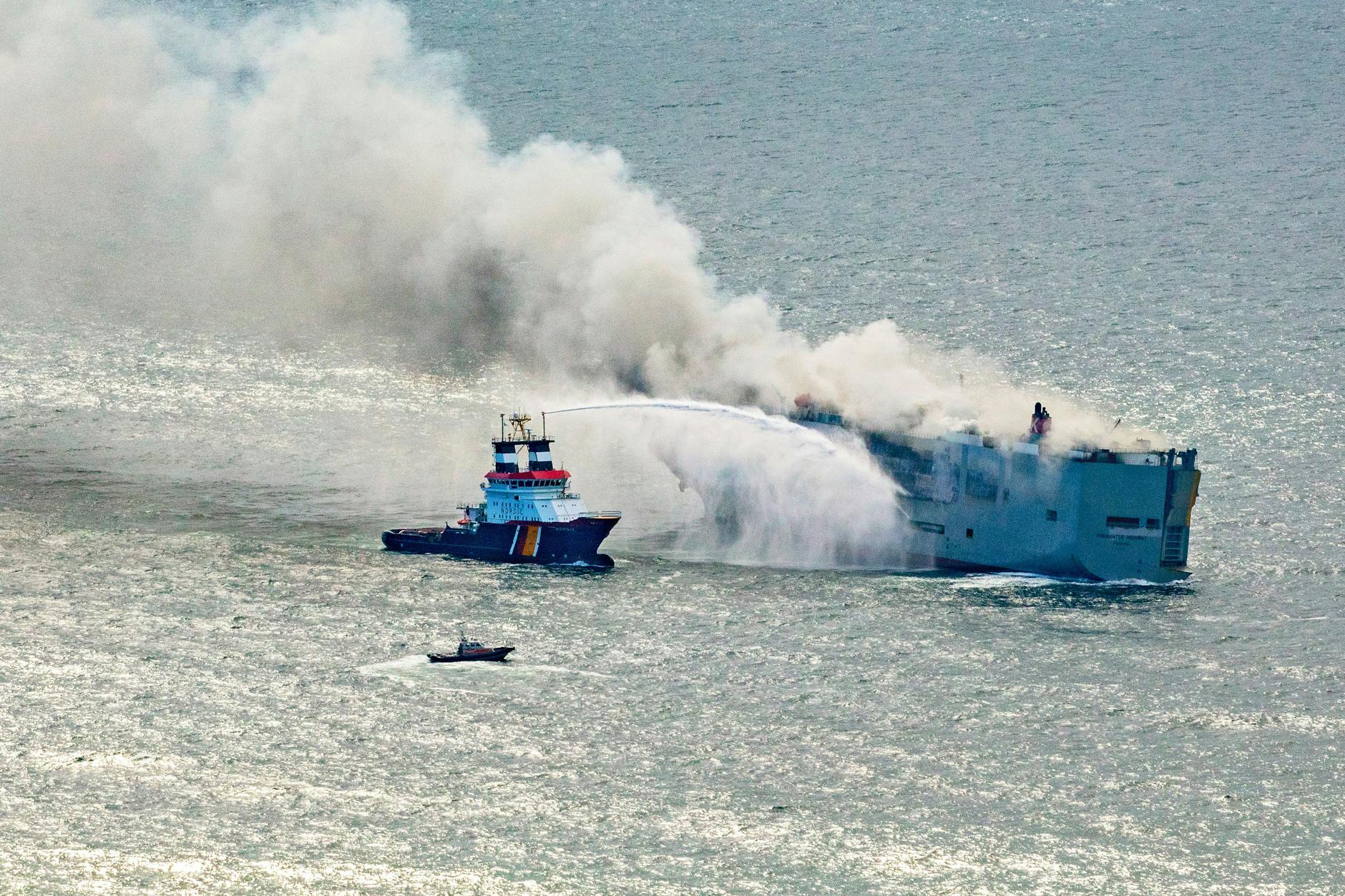 Eine Luftaufnahme zeigt den deutschen Notschlepper "Nordic", der versucht, das Feuer auf einem brennenden Frachter zu bekämpfen.