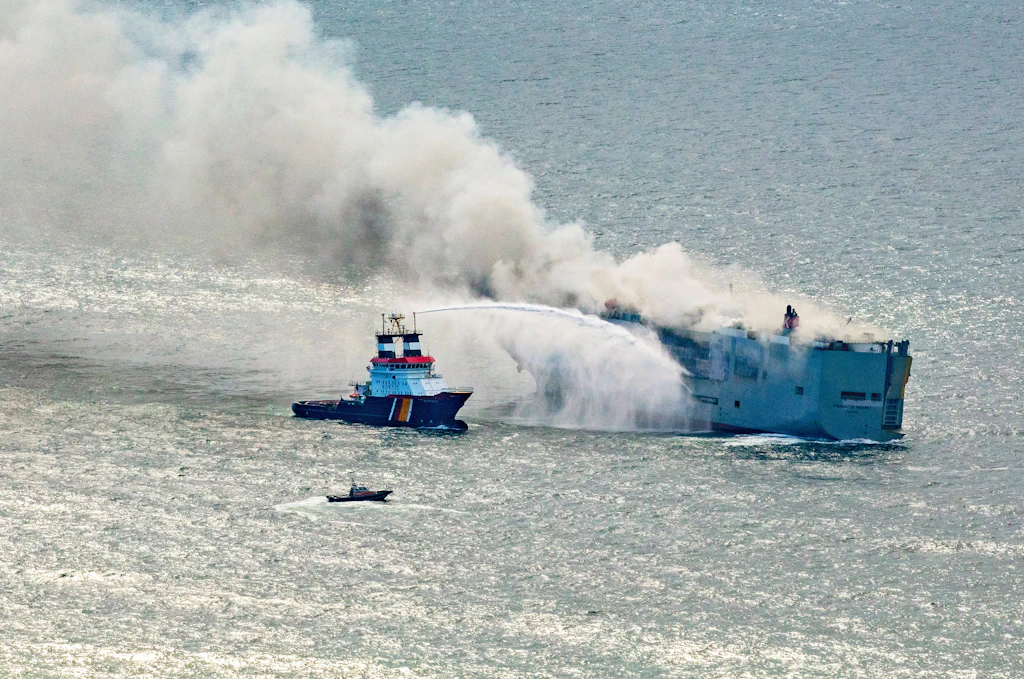 E-Auto verursacht Feuer auf Frachtschiff – 3000 Fahrzeuge an Bord