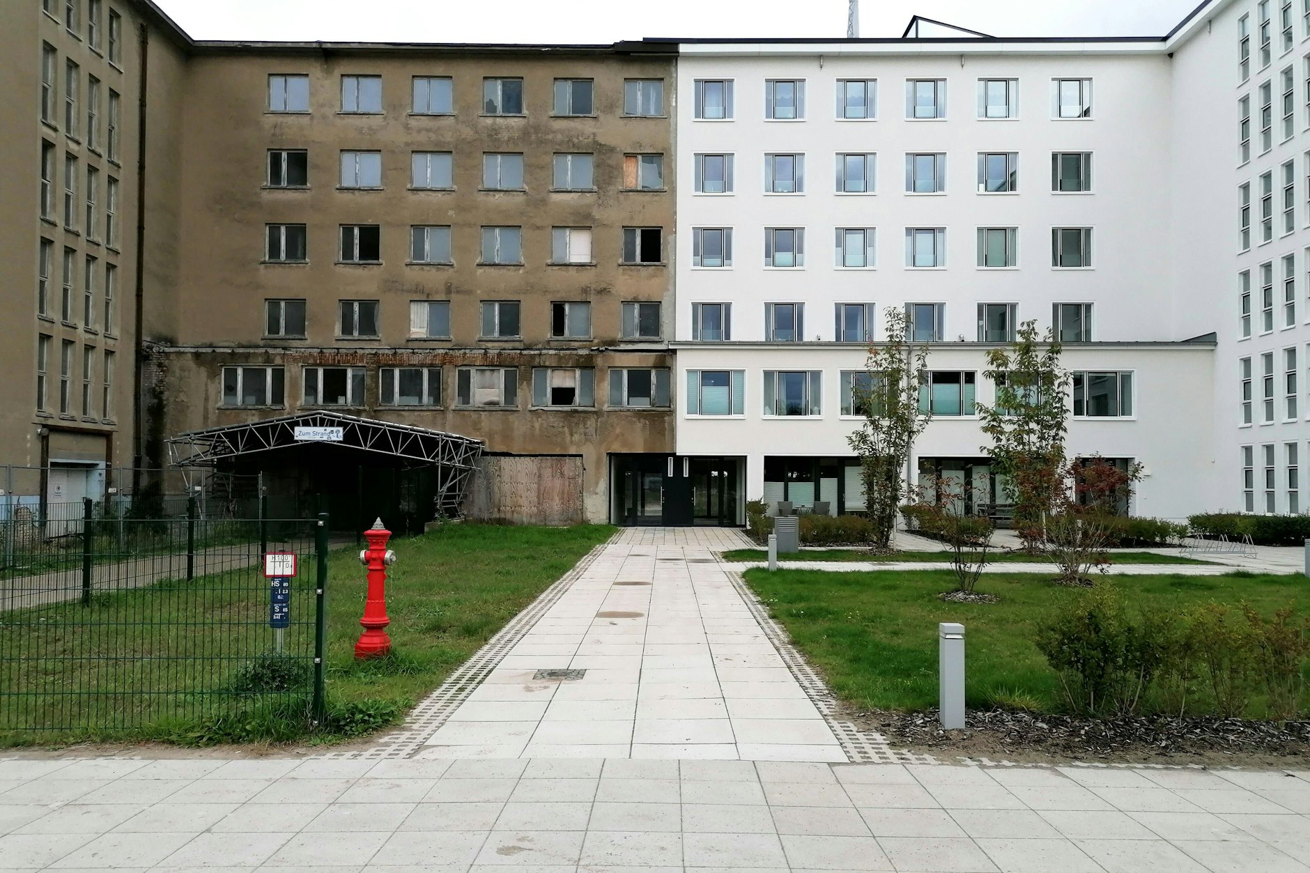 Alt neben neu: Die Blöcke des ehemaligen „KdF“-Seebads wurden teilweise saniert.&nbsp;