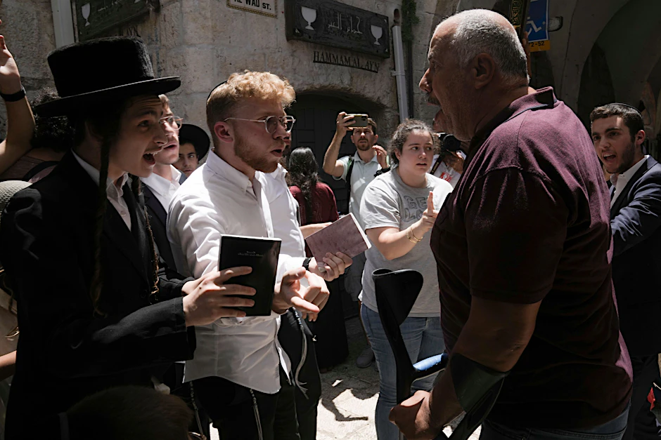 Ein palästinensischer Mann (rechts) streitet mit ultraorthodoxen Juden in der Jerusalemer Altstadt am Tischa BeAv, dem jüdischen Trauertag für die Zerstörung der jüdischen Tempel. Zuvor hatte der Israels extrem rechter Polizeiminister die heilige Stätte besucht.