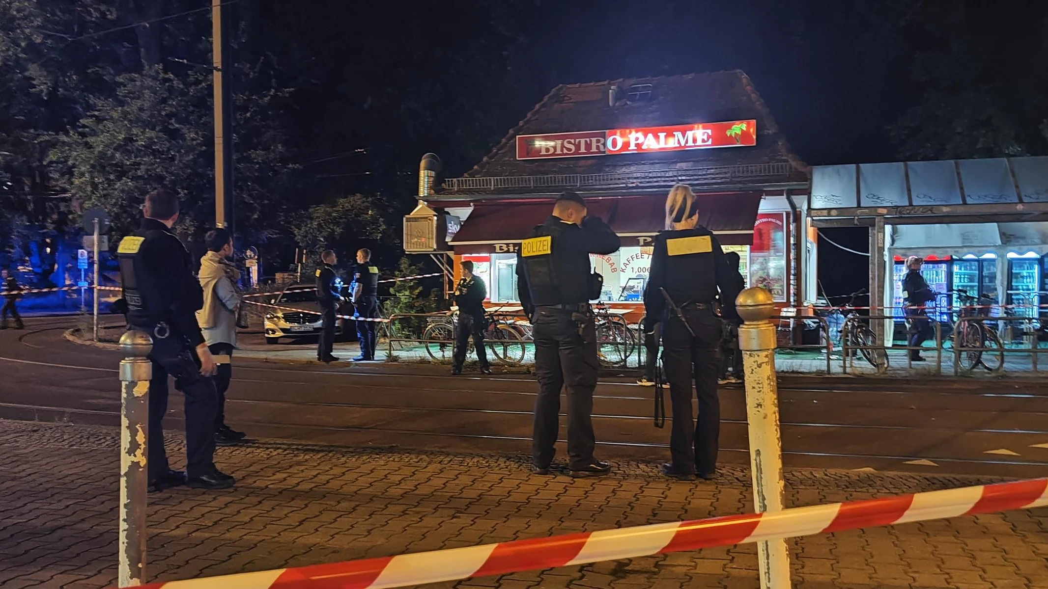 Einsatzkräfte am Tatort in Grünau.