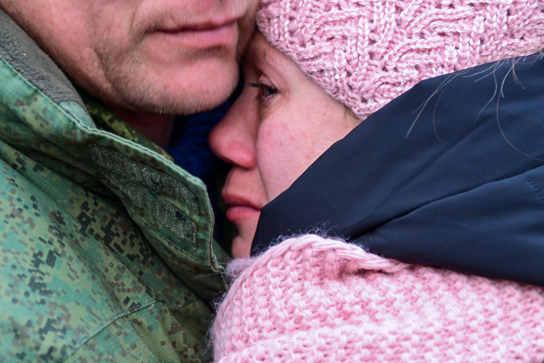 ARCHIV - Ein Mann umarmt seine Frau während einer Abschiedszeremonie für mobilisierte Reservisten der russischen Armee.