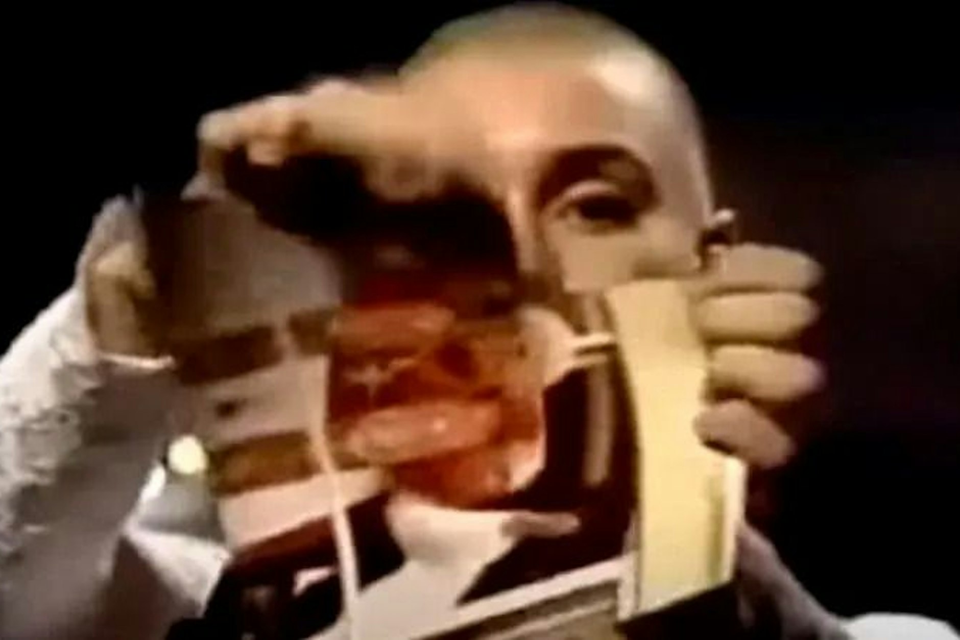 Skandalöser TV-Moment: Sinéad O’Connor zerreißt ein Bild von Papst Johannes Paul II.