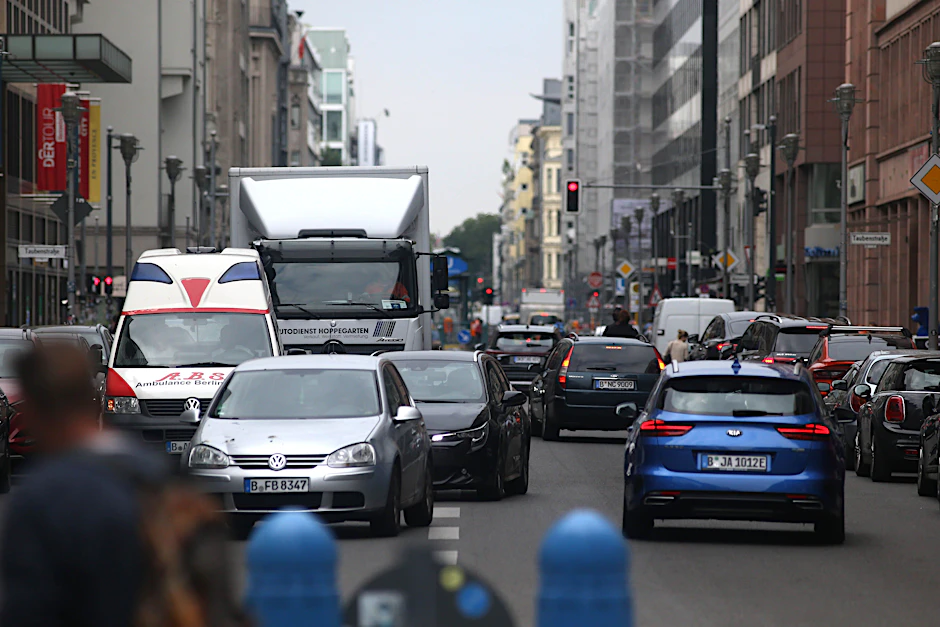 Alles auf Anfang: Seit dem 1. Juli dürfen in der Friedrichstraße zwischen der Leipziger und der Französischen Straße wieder Autos fahren. Neu ist: Das Parken ist derzeit kostenlos.