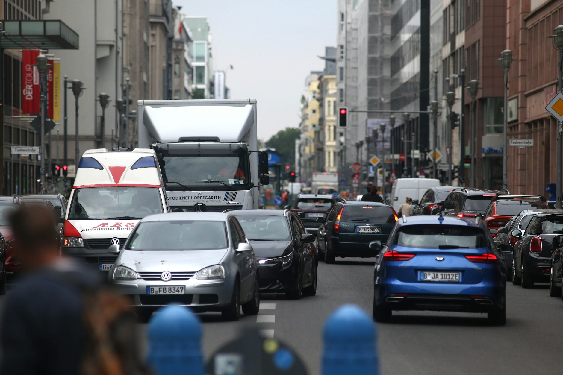 Alles auf Anfang: Seit dem 1. Juli dürfen in der Friedrichstraße zwischen der Leipziger und der Französischen Straße wieder Autos fahren. Neu ist: Das Parken ist derzeit kostenlos.