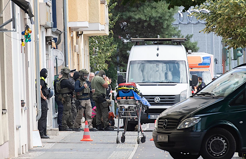 Spezial-Einsatzkräfte der Polizei stehen vor einem Haus am Brunsbütteler Damm.  