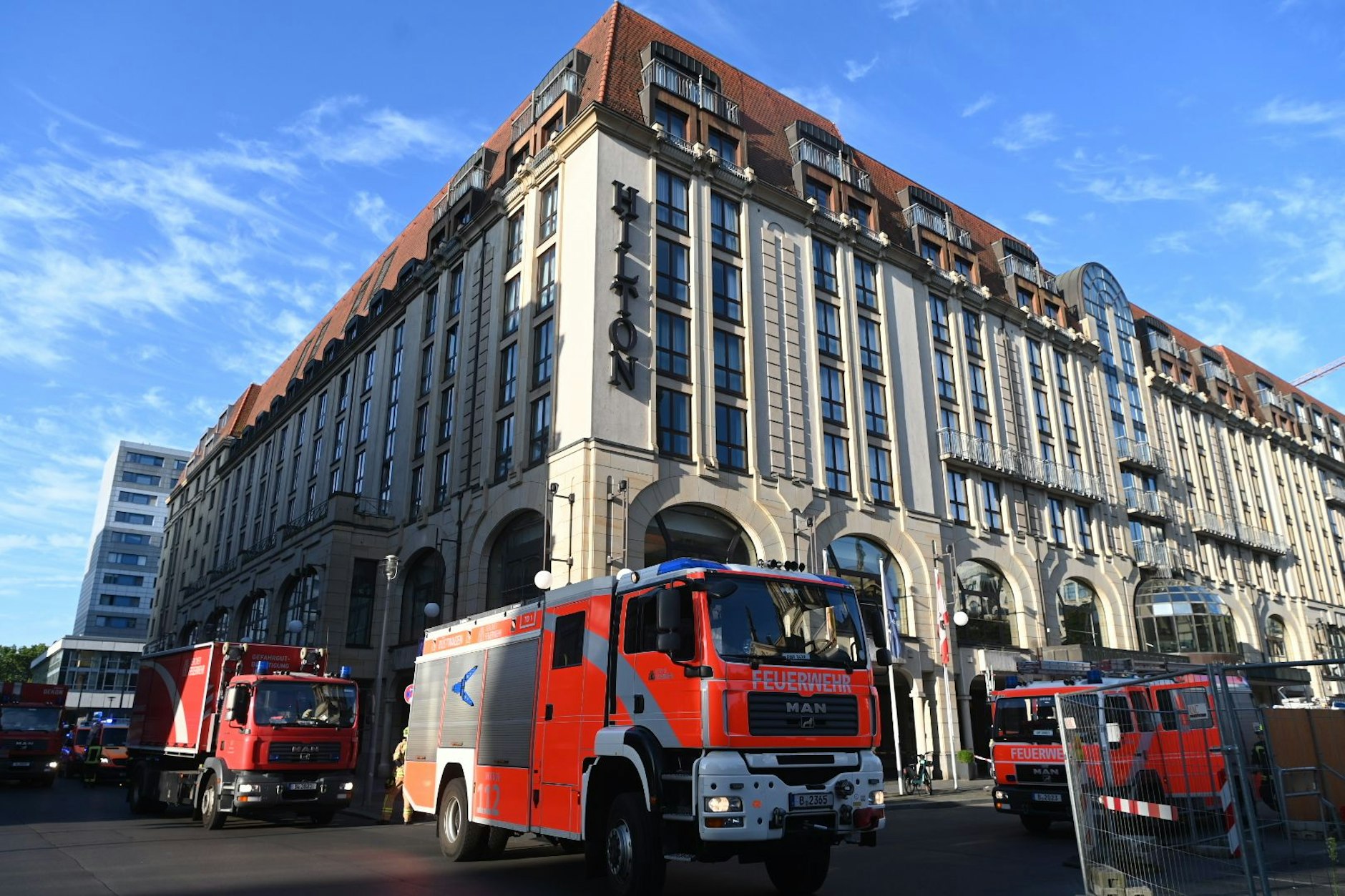 Einsatzkräfte der Feuerwehr sind bereits vor Ort.