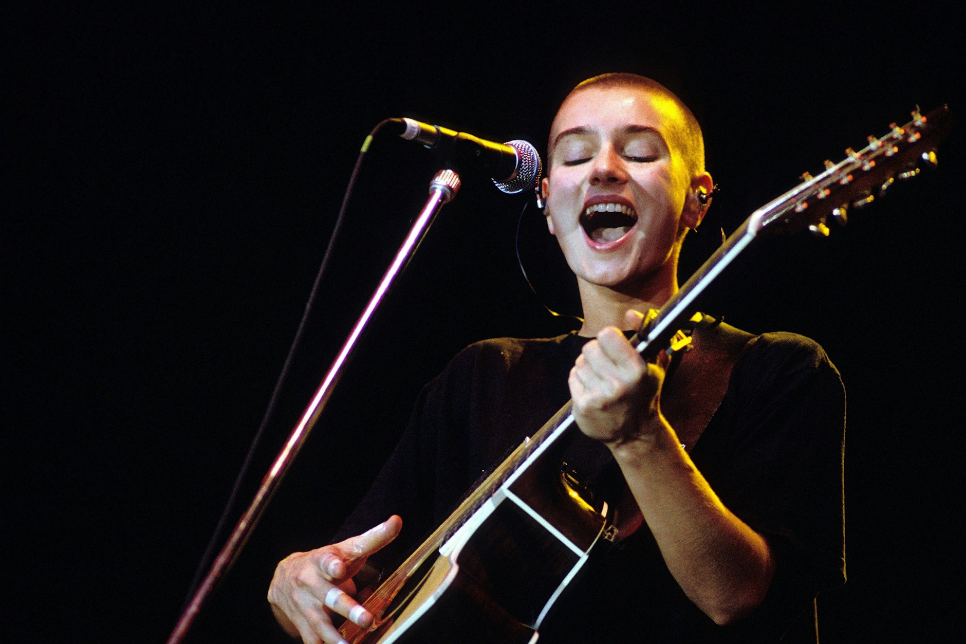 Live in der Berliner Waldbühne im Juli 1990: Anfang der 90er wurde Sinead O'Connor dank Interpretation des Liedes „Nothing Compares 2 U“ von Prince ins Rampenlicht katapultiert.