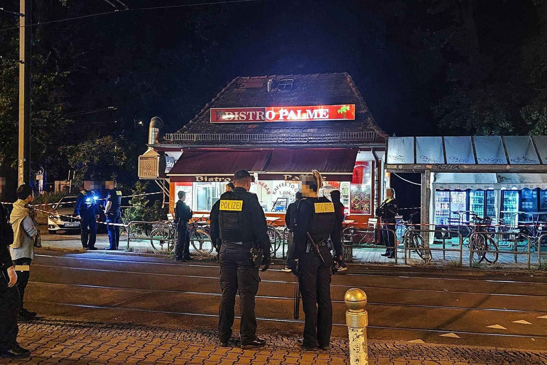 Polizisten sicherten den Döner-Imbiss ab. 