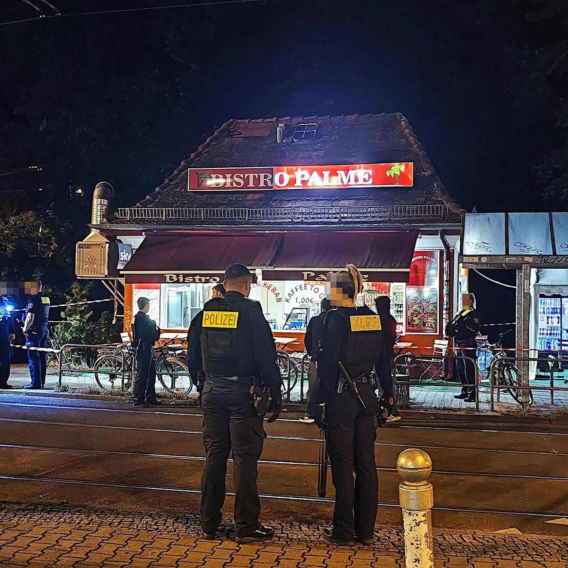 Blutiger Streit am S-Bahnhof Grünau: Drei Verletzte vor Döner-Imbiss