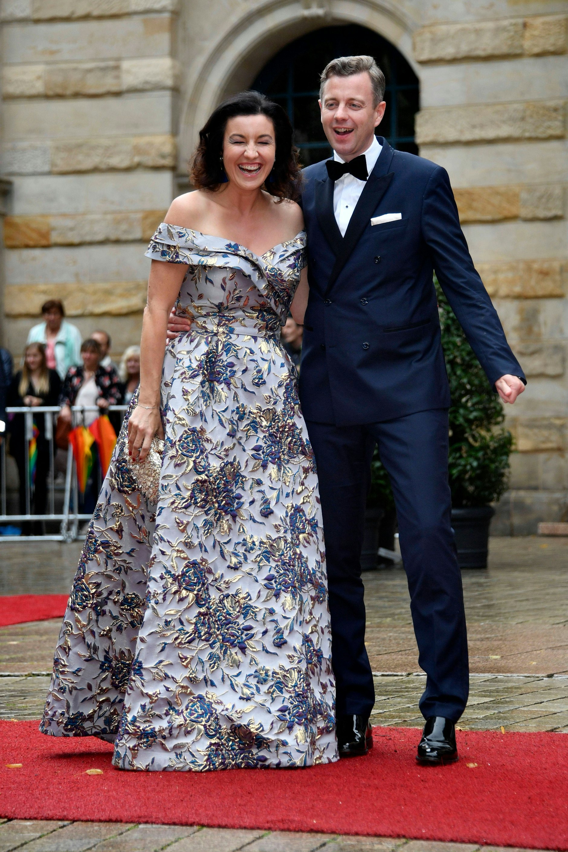 <strong>TOP:</strong> Das bisherige traurige Highlight der großen Modelust von <strong>Dorothee Bär</strong>: Ihr Bondage-Aufzug zur Verleihung des Computerspielpreises 2019, ein neonfarbenes SM-Ungetüm der Berliner Designerin Marina Hoermanseder. Nicht der einzige, aber der tragischste Styling-Unfall, in den die CSU-Frau als bekennende Modeenthusiastin bisher verwickelt war. Insofern muss schon jeder Ach- und Krach-freie Auftritt der Politikerin lobend hervorgehoben werden. Dieses Mal erst Recht, hat die Bär doch ein wirklich hübsches Abendkleid gewählt – fast schon erinnert der Entwurf mit Carmen-Ausschnitt, ausgestelltem Rockteil und interessant gearbeiteter Oberflächenstruktur an eine 50er-Jahre-Robe Christian Diors. Auch die hellblaue Farbe steht ihr ausgezeichnet – genau wie das hübsche blonde Accessoire an ihrem Arm.