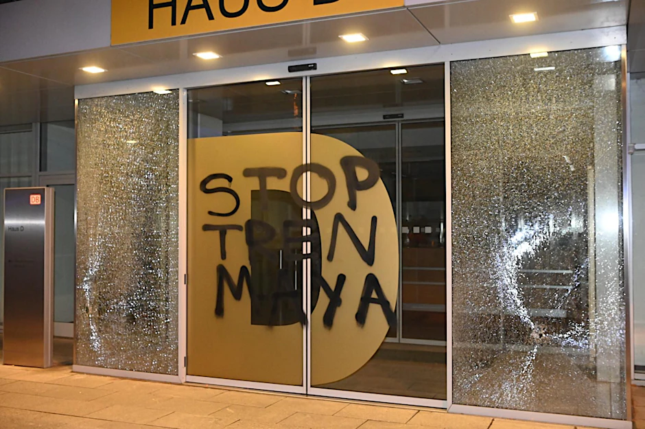 Die Unbekannten brachten zudem den Schriftzug „Stop Tren Maya“ an eine Scheibe an.