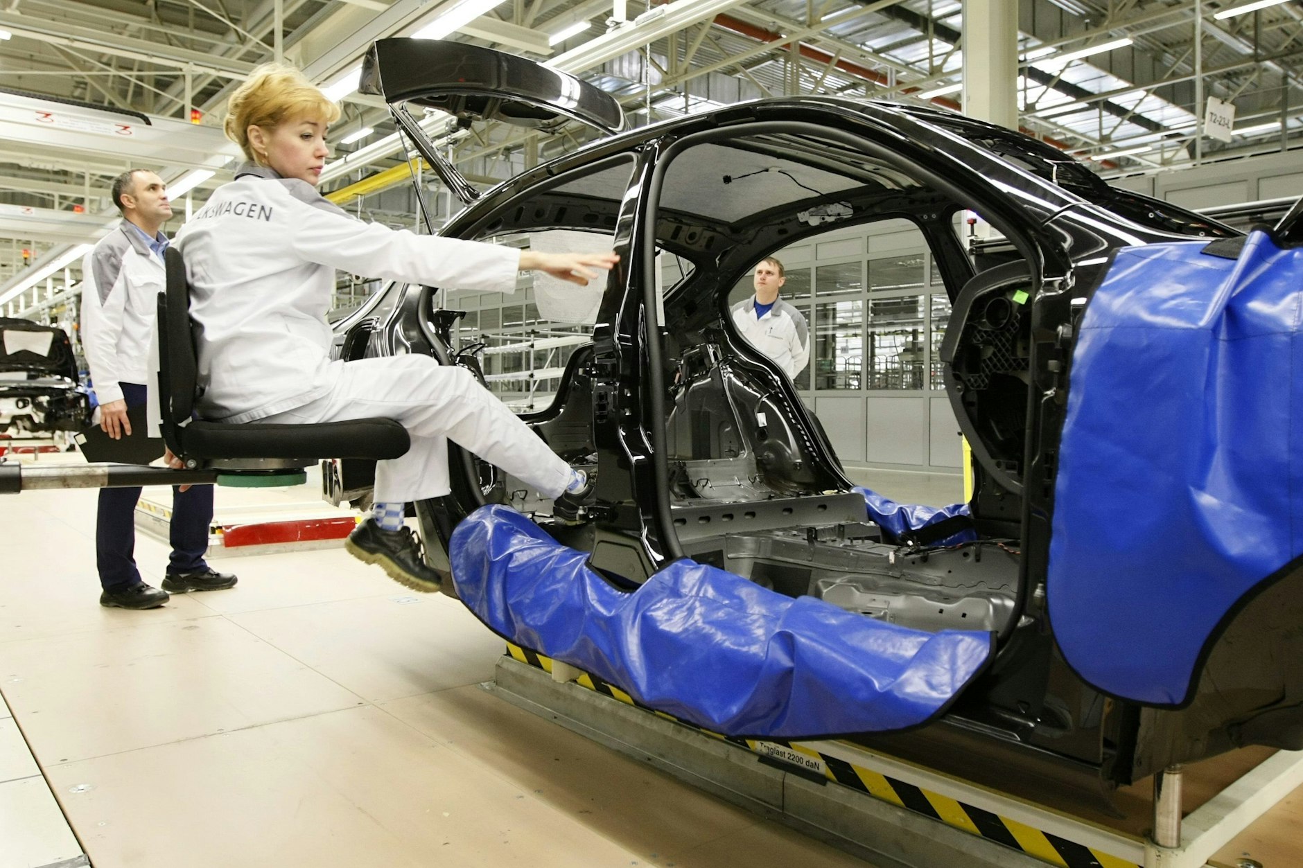 Mitarbeitende an einer Montagelinie im Volkswagen-Werk in Kaluga, Russland.&nbsp;