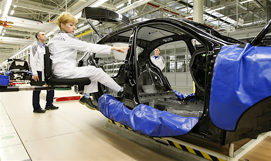 Mitarbeitende an einer Montagelinie im Volkswagen-Werk in Kaluga, Russland.&nbsp;