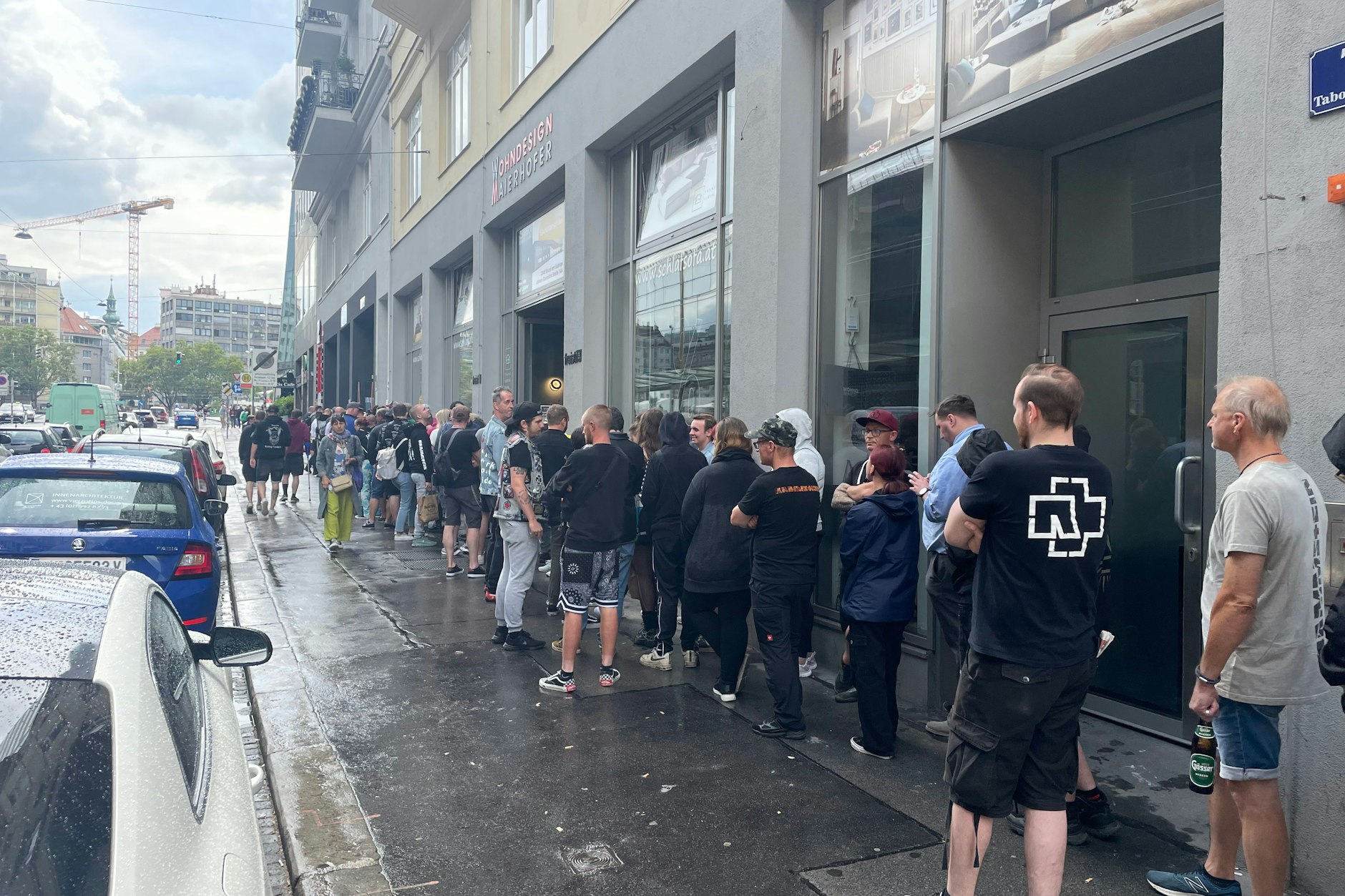 Rammstein-Fans stehen Schlange vor dem Pop-up-Store in Wien.