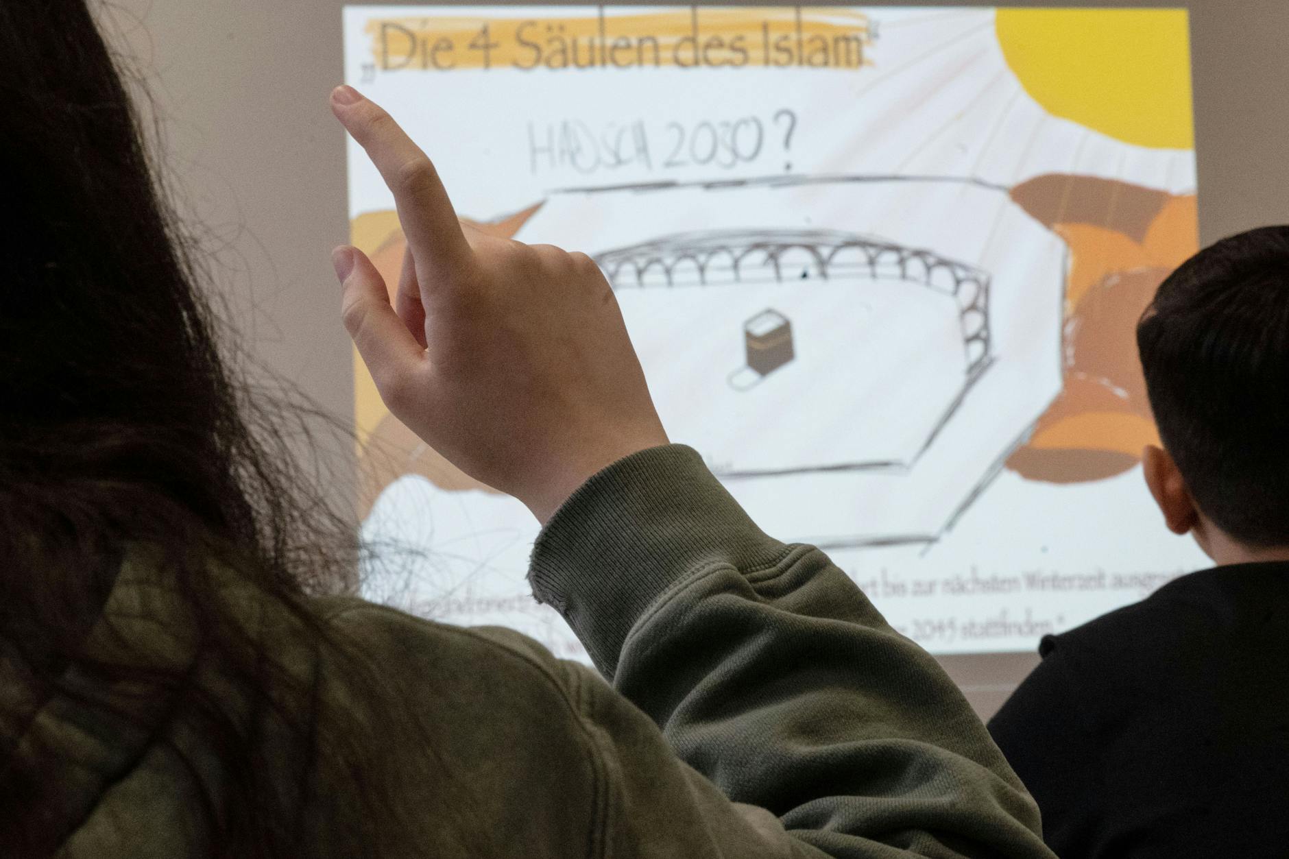 Schüler und Schülerinnen nehmen am islamischen Religionsunterrichts teil. 