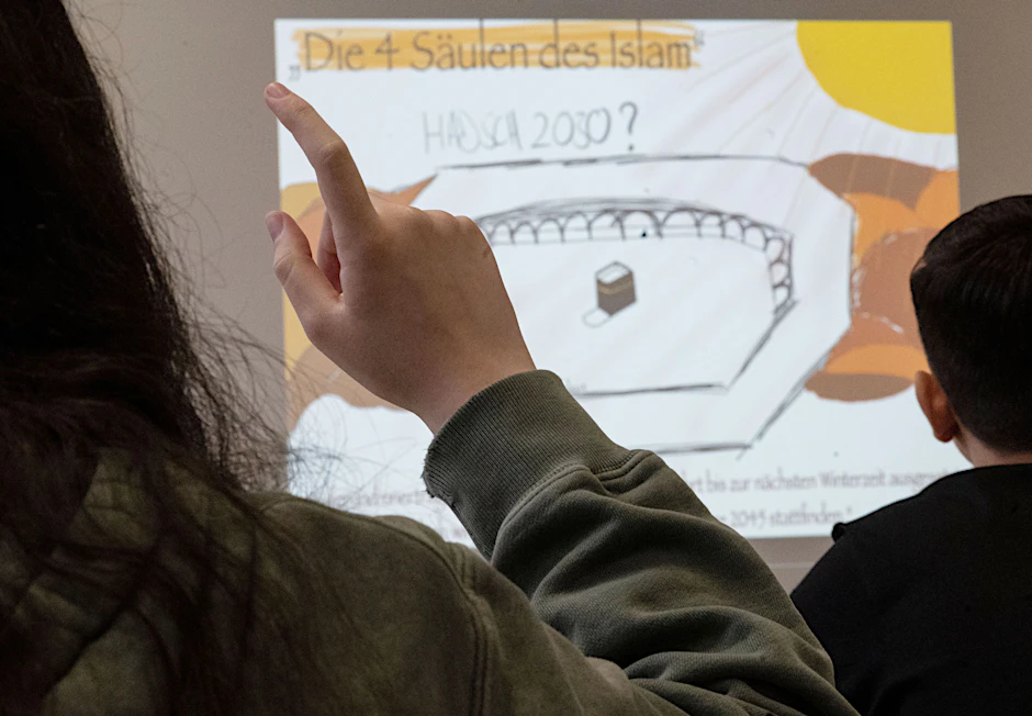 Schüler und Schülerinnen nehmen am islamischen Religionsunterrichts teil.&nbsp;&nbsp;
