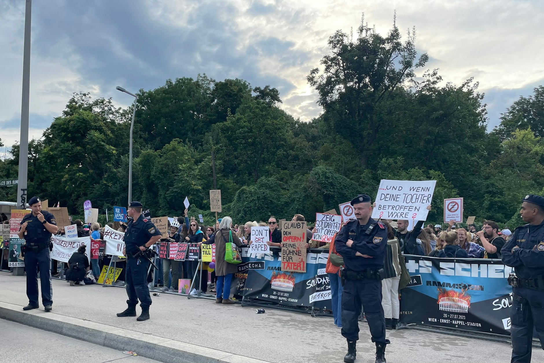 Keine „Mega-Großdemo“. Trotzdem haben Hunderte unter dem Motto „Keine Bühne für Täter!“ demonstriert.