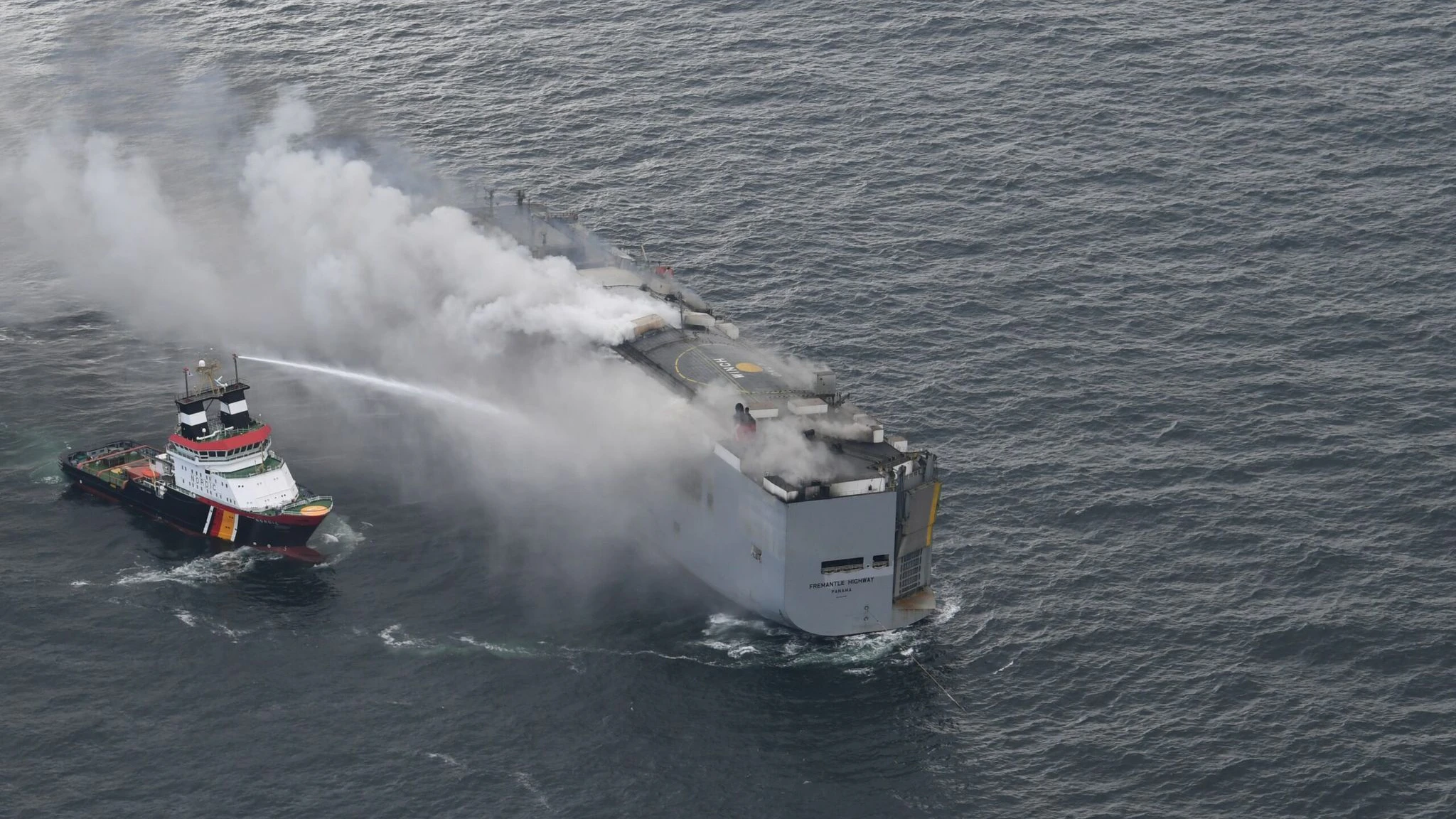 Der brennende Frachter „Fremantle Highway“ in der Nordsee. Links im Bild ist der deutsche Notschlepper „Nordic“ zu sehen, der das Feuer auf dem Frachter bekämpft.&nbsp;&nbsp;