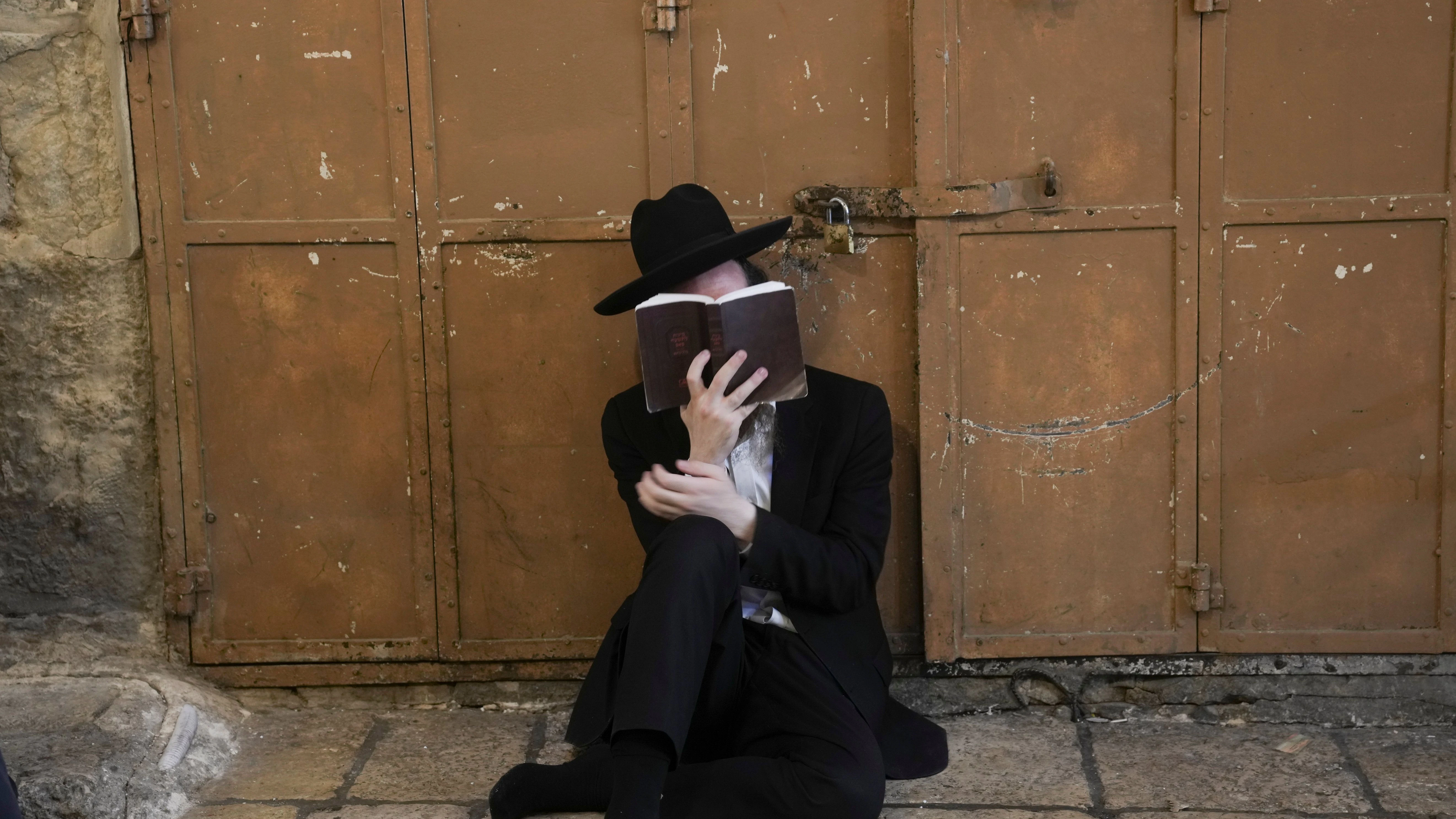 Ein ultraorthodoxer Jude betet am Trauertag zum Gedenken an die Zerstörung der antiken jüdischen Tempel in der Altstadt Jerusalems vor dem Tor des Geländes, auf dem die Tempel einst standen.