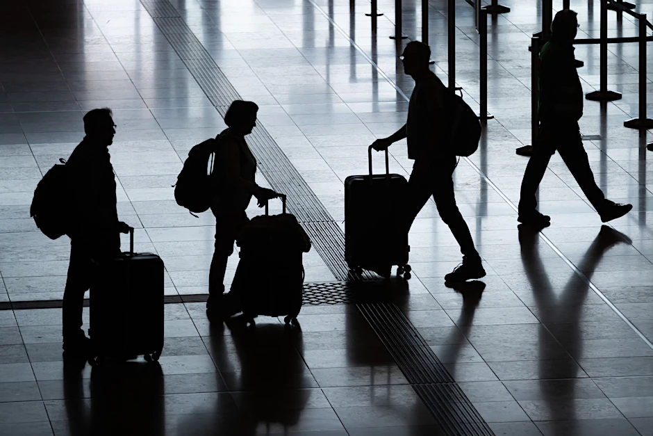 Passagiere am Flughafen Berlin Brandenburg, kurz BER, in Schönefeld