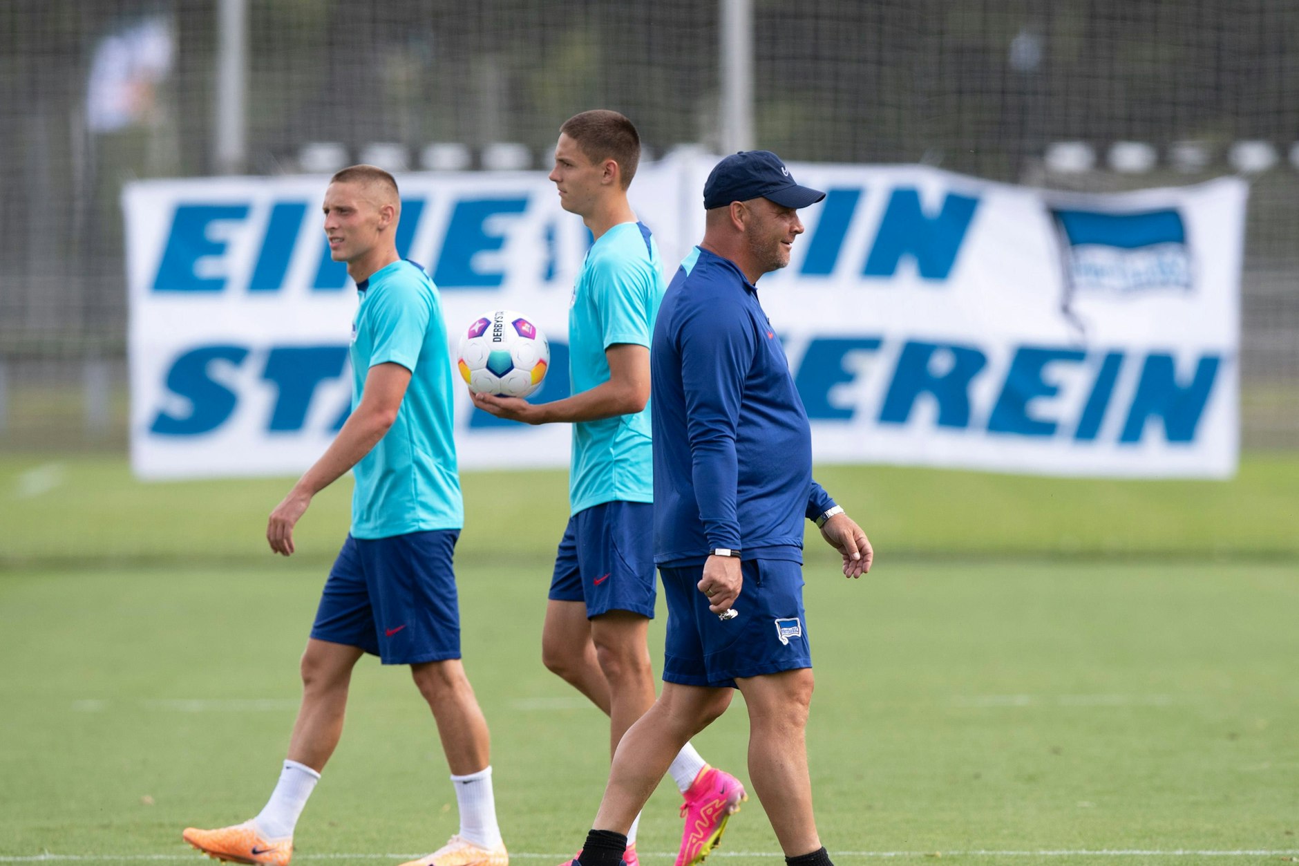 Berlin ist Dardai-Land: Palko (l.), Bence (M.) und Trainer Pal (r.) beim Training vor dem Düsseldorf-Spiel