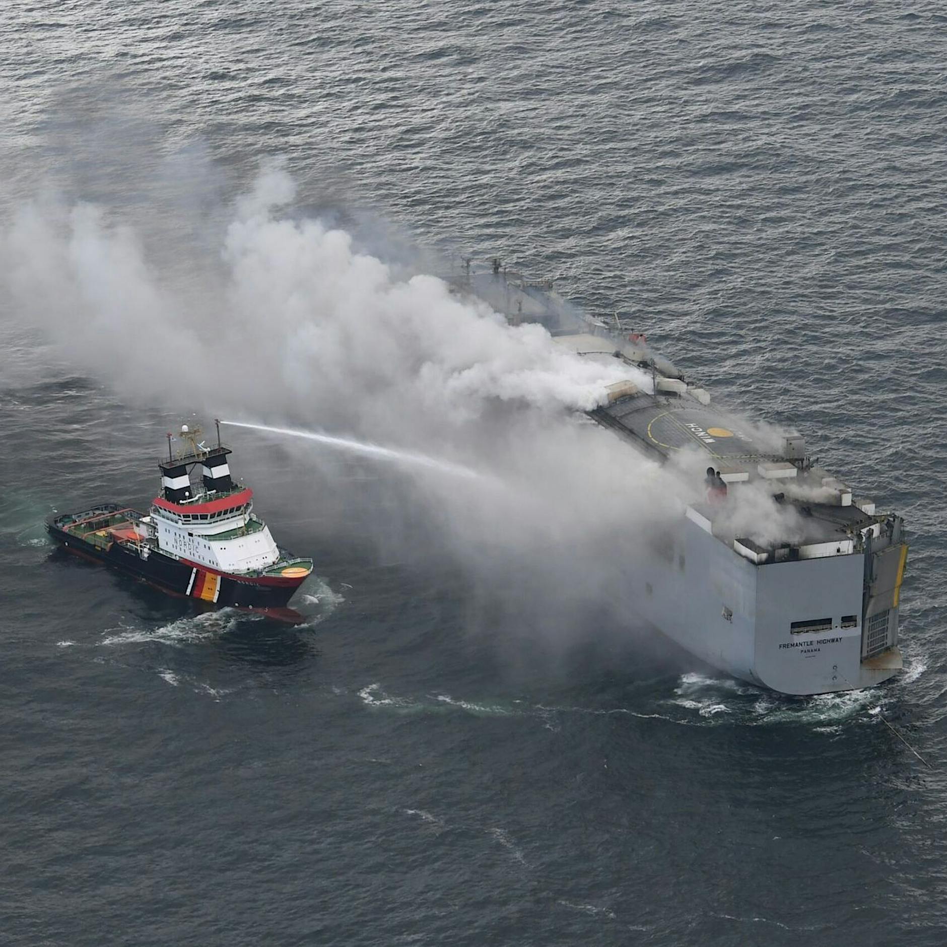 Ameland: Löscharbeiten an brennendem Frachter pausiert – zu gefährlich