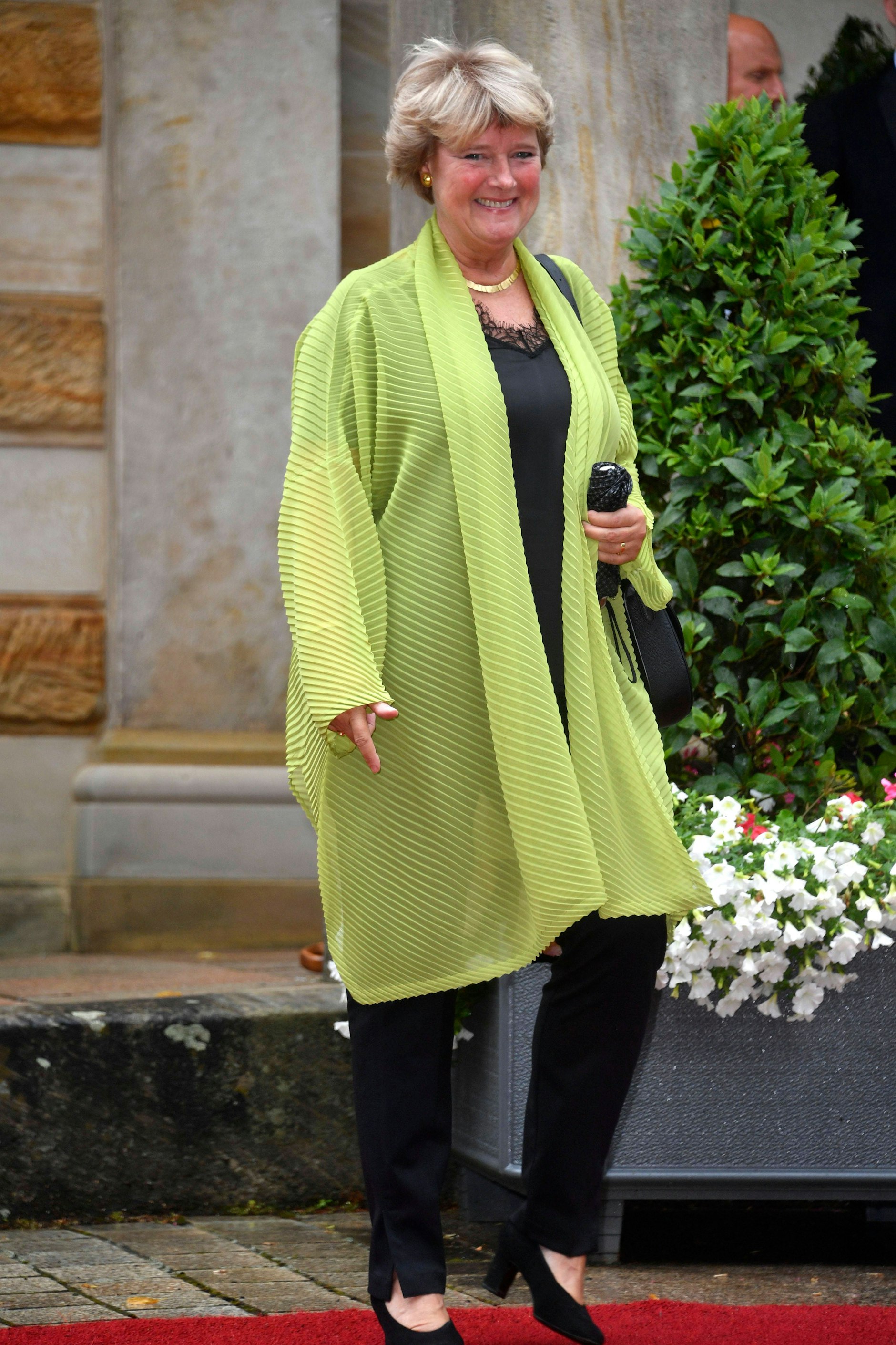 <strong>TOP:</strong> Zu wenig festlich – das werden viele Kritikerinnen und Kritiker über den Auftritt Monika Grütters‘ beim Festspiel-Auftakt sagen. Und es stimmt schon, eine bodenlange Robe macht mehr her. Allerdings: Nicht jede Frau fühlt sich im Abendkleid wohl, also müssen geschickte Hosenkombinationen her. Und eine solche hat die ehemalige Landesvorsitzende der CDU nun vorgeführt. Als zentrales Element funktioniert das Beinkleid hier tatsächlich gut; es hat eine schöne, lässige Länge und ein hübsches, dezentes Schlitzdetail. Und dank des Überwurfs in einem modernen Pistazienton steht <strong>Monika Grütters</strong> den Damen im Abendkleid ohnehin in Nichts nach: Das kleinplissierte Mäntelchen sorgt für Schwung im Outfit. Die Spitzendetails am Oberteil hätte es da eigentlich gar nicht mehr gebraucht.