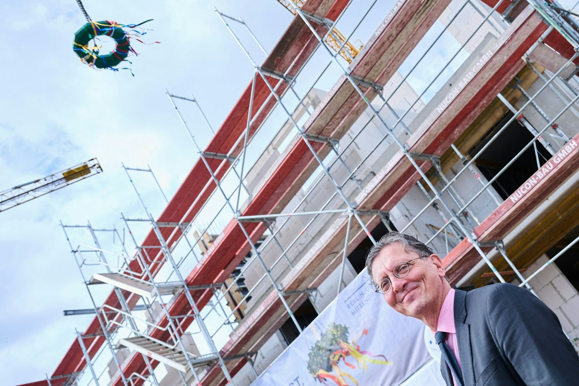 Christian Gaebler (SPD), Senator für Stadtentwicklung, Bauen und Wohnen, kommt zum Richtfest des neuen Wohnraums.