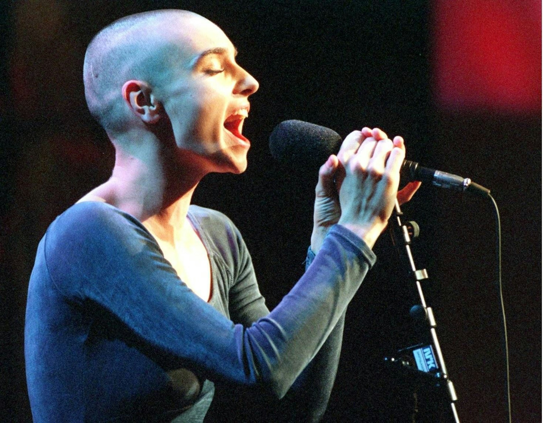 Die irische Künstlerin Sinead O'Connor auf der Bühne beim Nobelkonzert im Nationaltheater in Oslo, 1994.