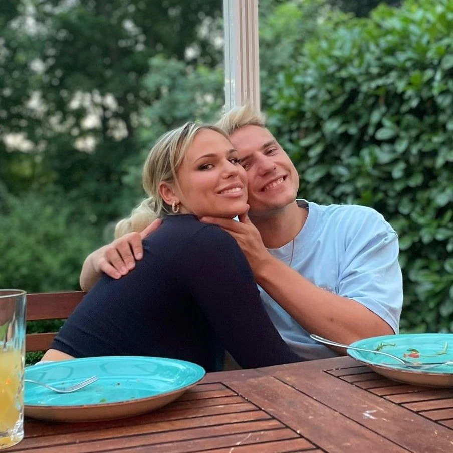 Lennart Borchert und Louisa sind glücklich verliebt.