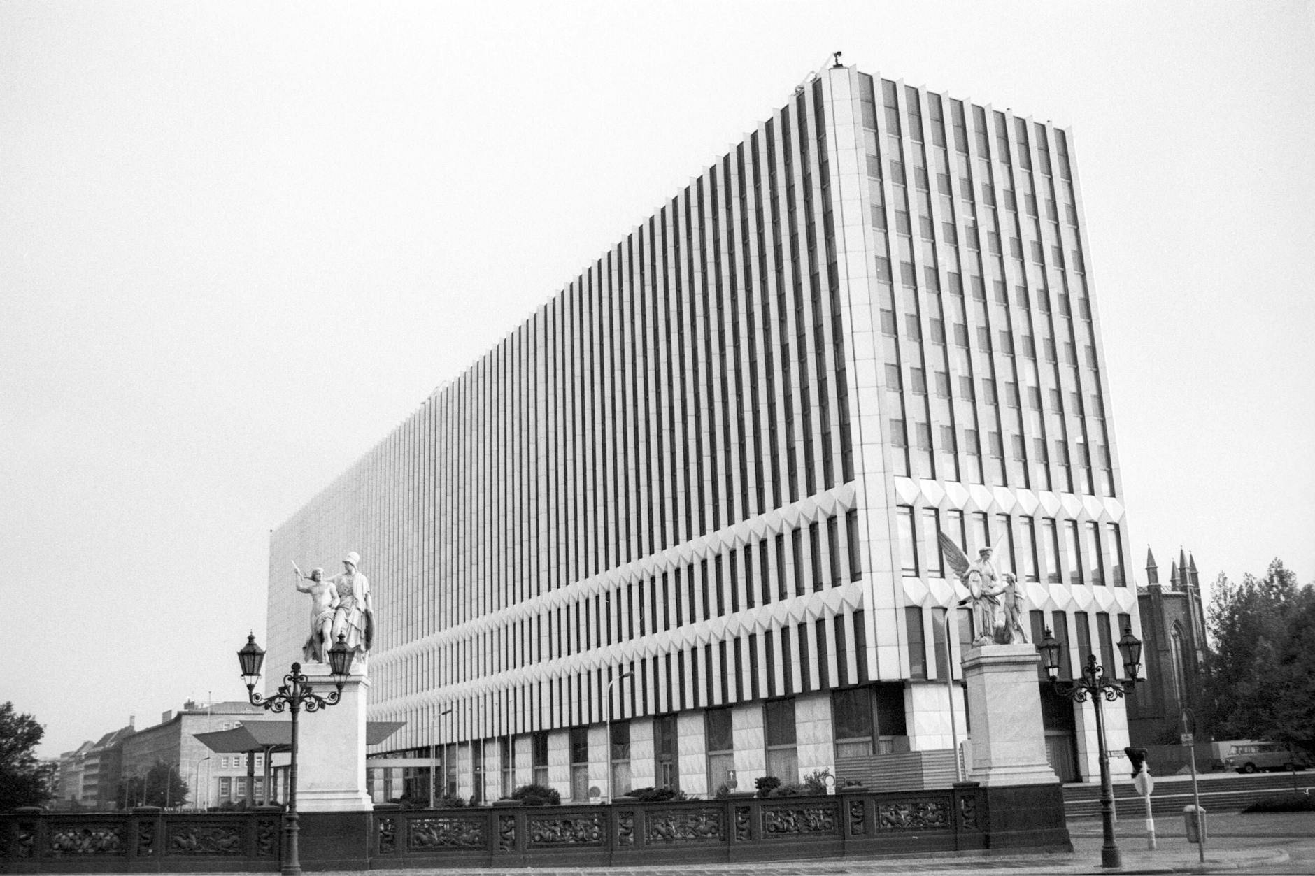 Das Gebäude des Außenministeriums der DDR in Ost-Berlin im Oktober 1988. Der massive Riegel wurde 1995/96 abgerissen. Rechts dahinter ist die Friedrichswerdersche Kirche zu sehen.