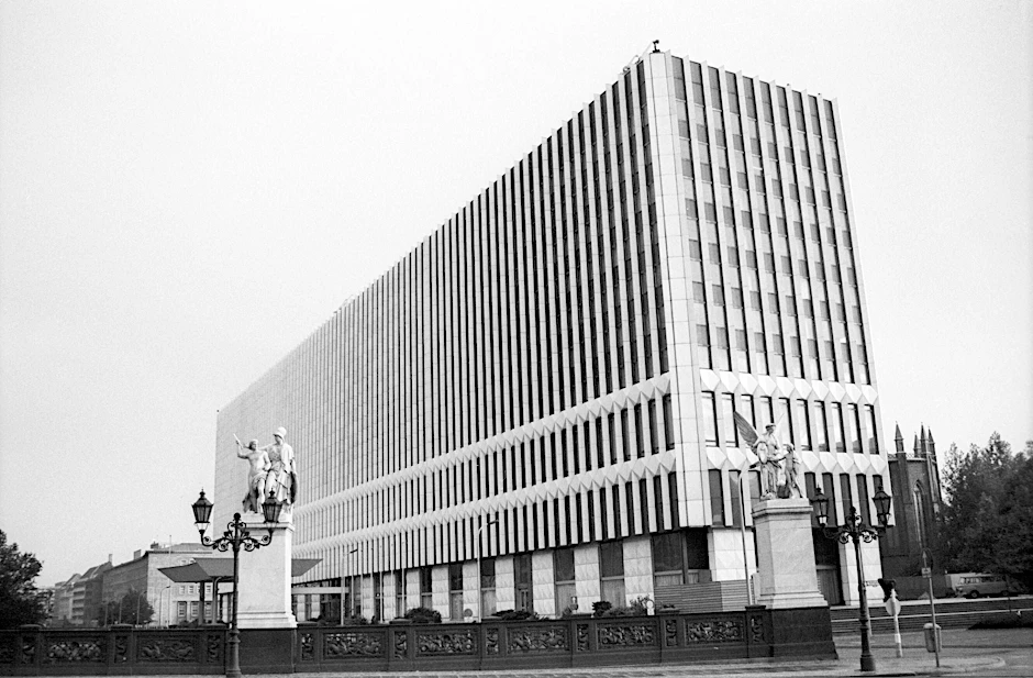 Das Gebäude des Außenministeriums der DDR in Ost-Berlin im Oktober 1988. Der massive Riegel wurde 1995/96 abgerissen. Rechts dahinter ist die Friedrichswerdersche Kirche zu sehen.