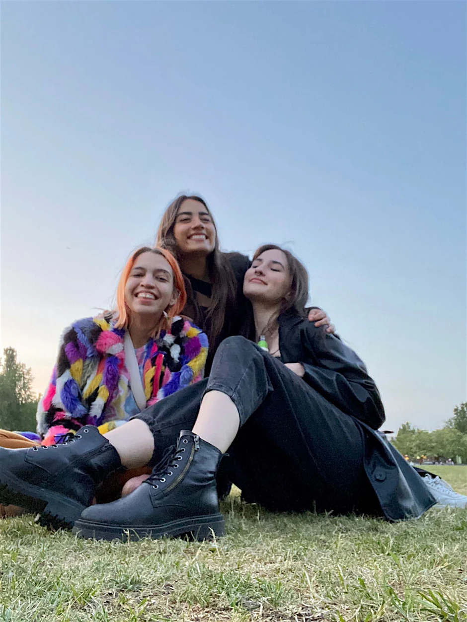 Die Mexikanerin Maria Fernanda Sanchez (Mitte) wurde seit dem 22. Juli nicht mehr gesehen. Ihre Freundin Antonia Angel (rechts) hat mit der Berliner Zeitung über die Suche nach ihr gesprochen.