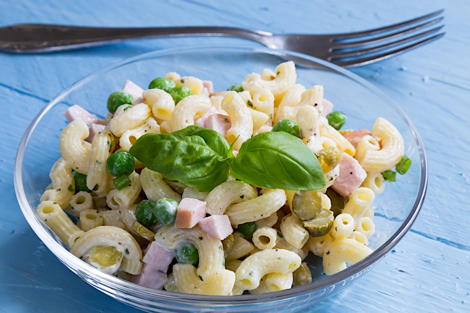 Nudelsalat gibt es in etlichen Varianten – dieses Rezept setzt auf einfache Zutaten und eine schnelle Zubereitung.